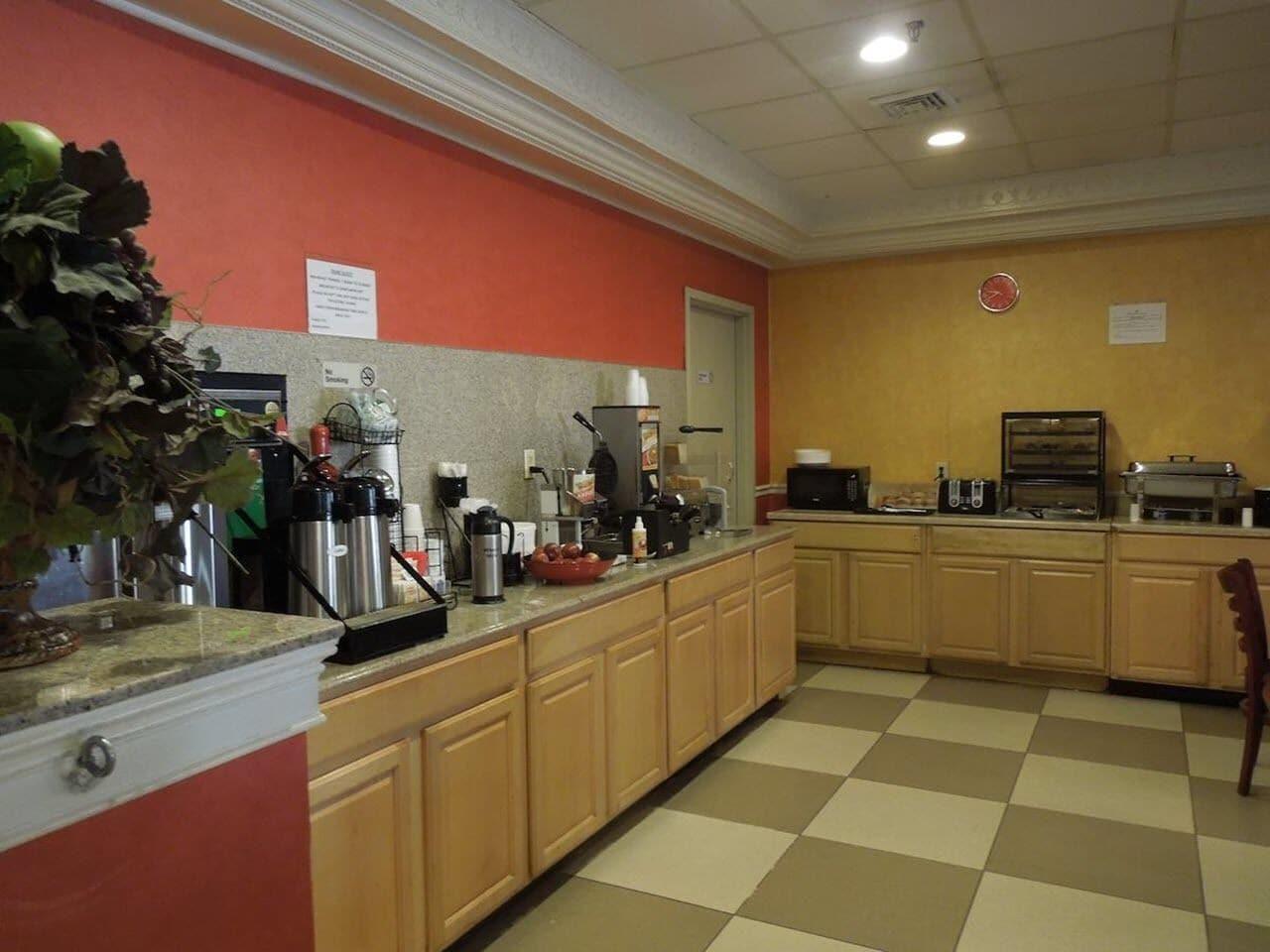 Restaurant Ramada by Wyndham East Orange
