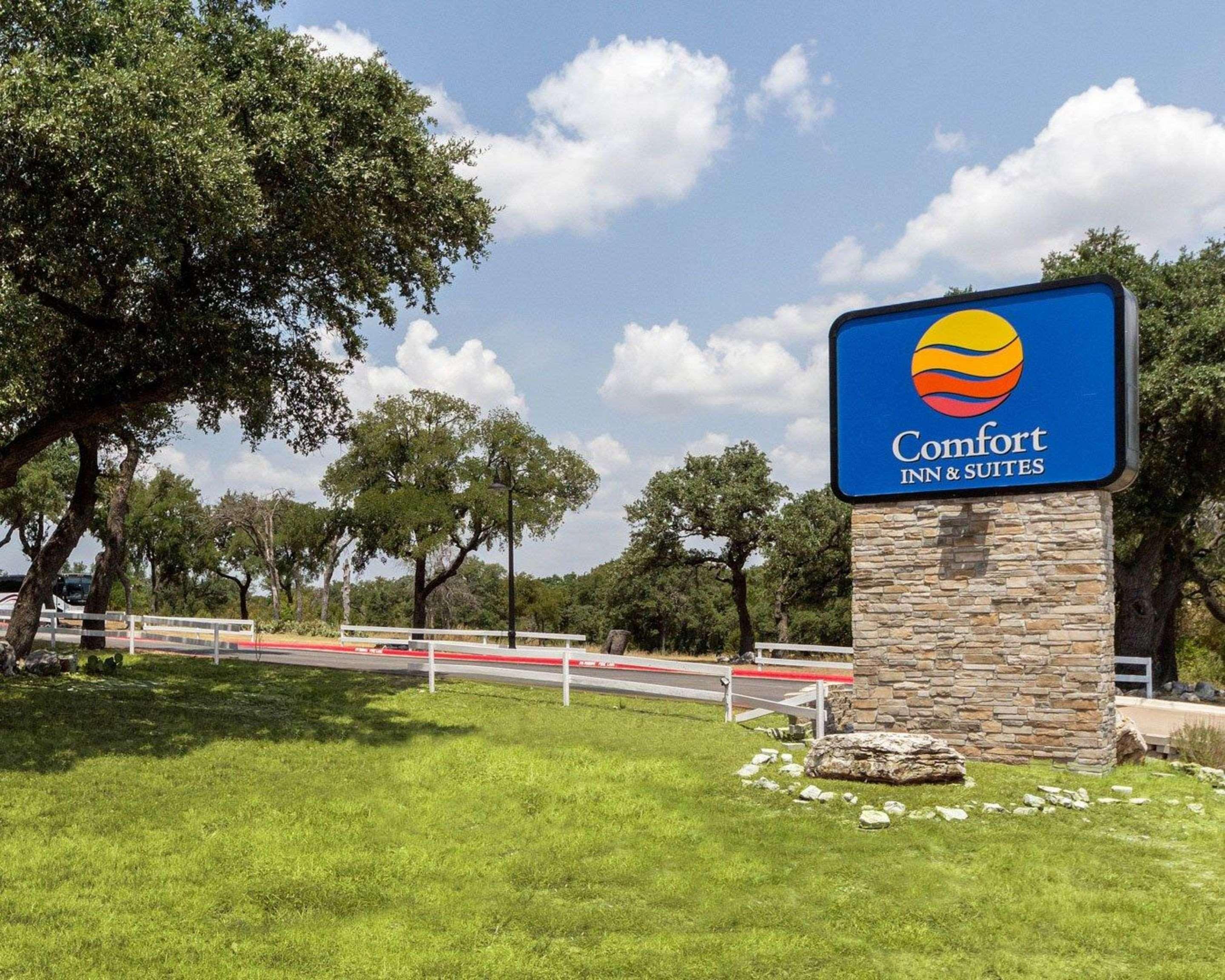 Vista Exterior Comfort Inn & Suites Burnet