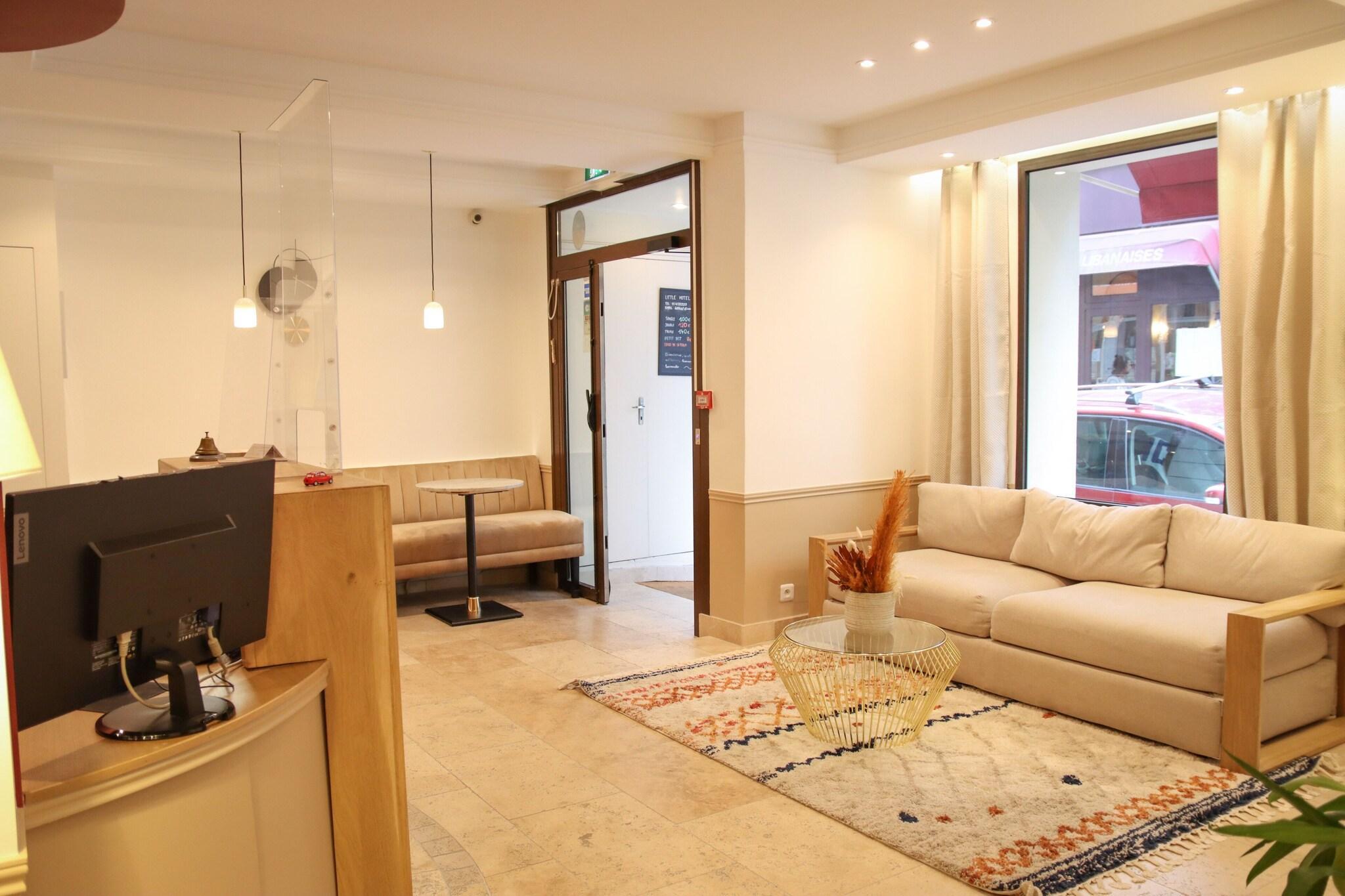 Varios Hotel Little