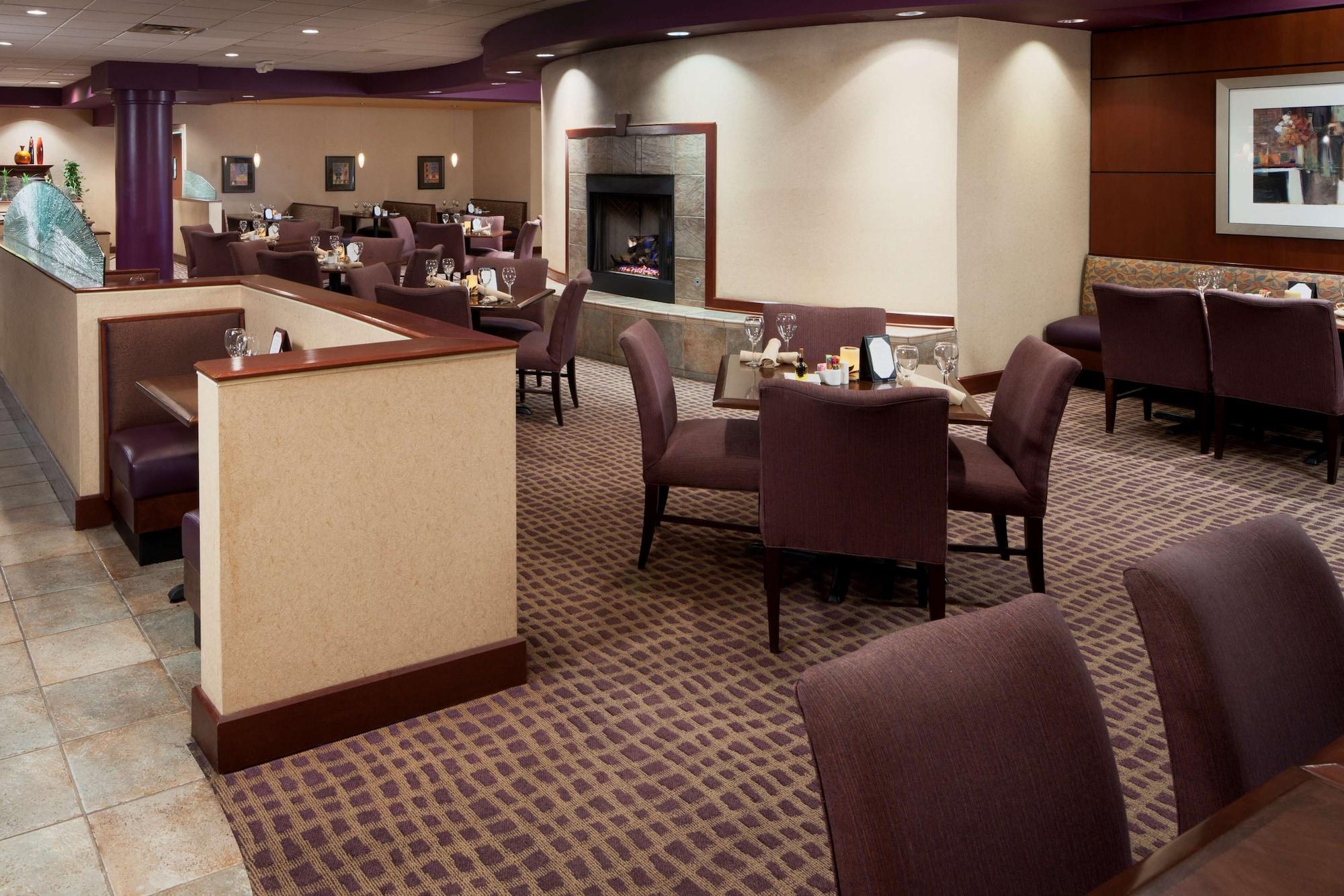 Restaurant DoubleTree Suites by Hilton Hotel Cincinnati - Blue Ash