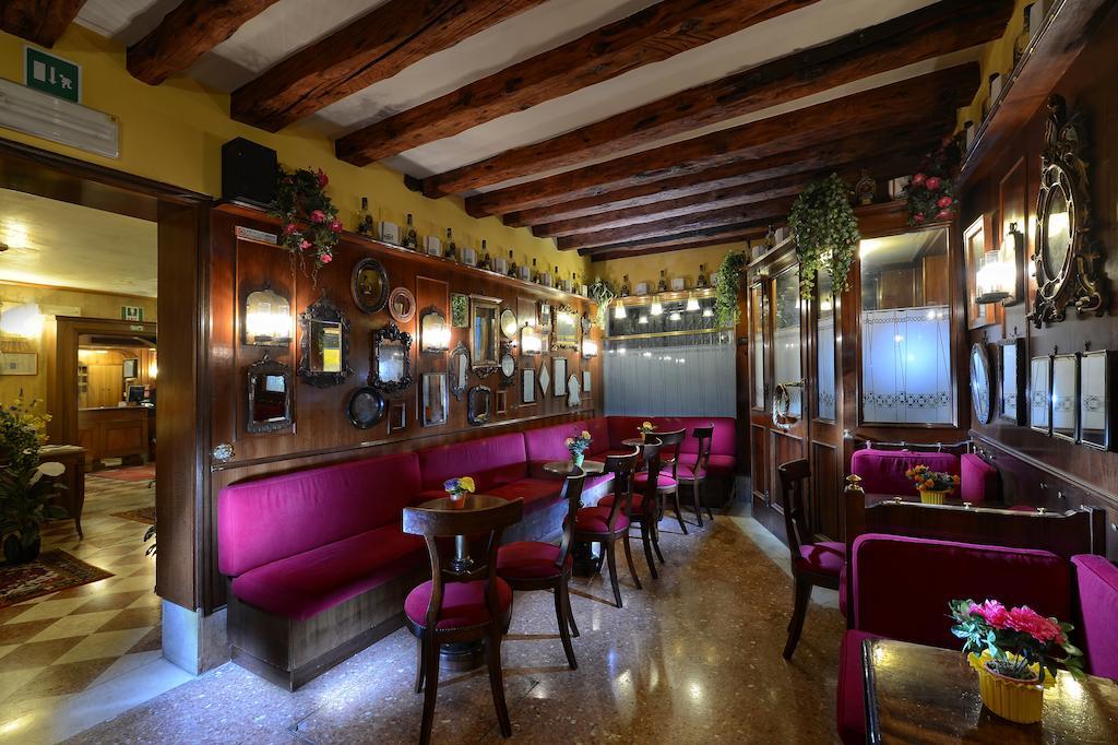 Vista Lobby Antico Panada