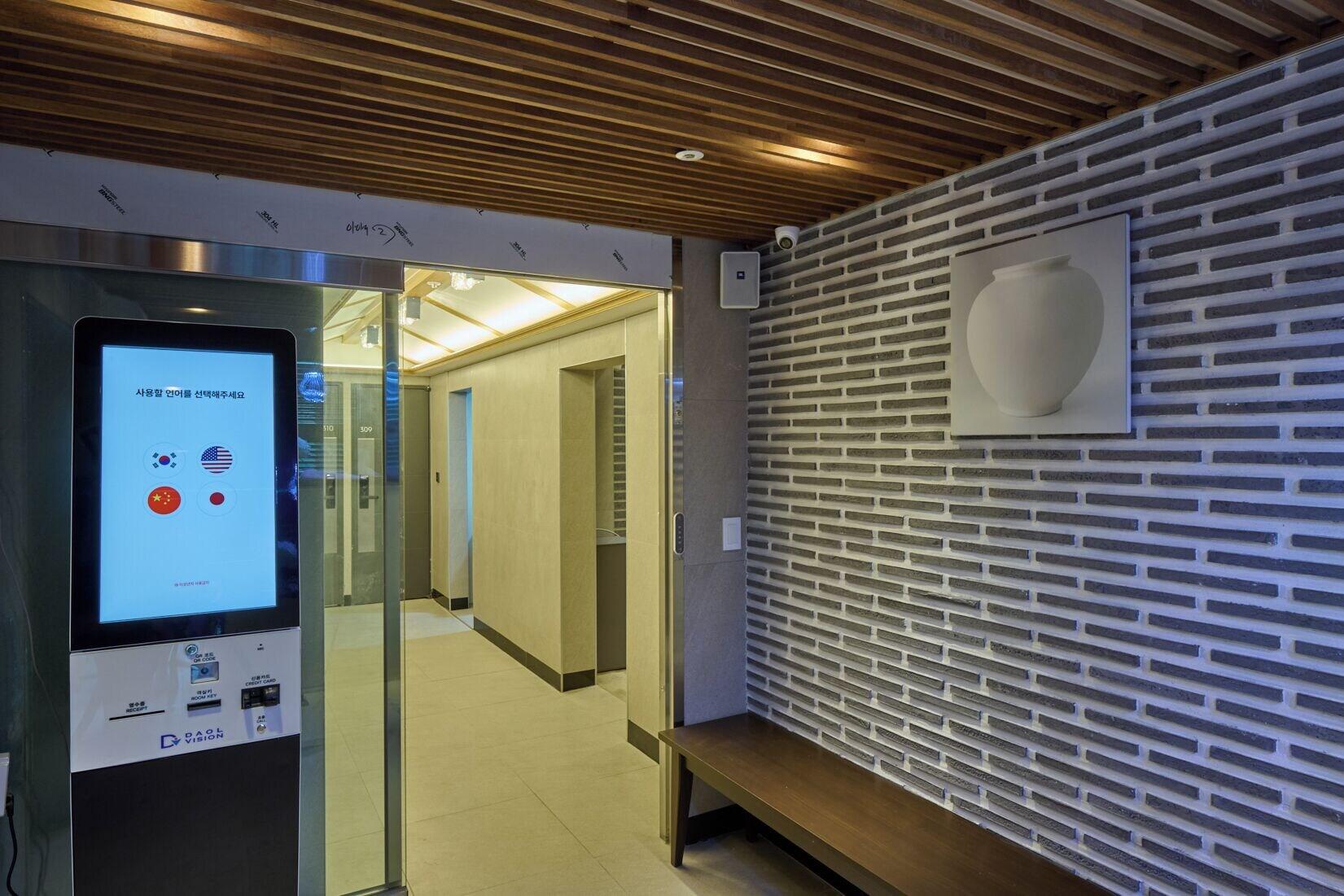 Vista Lobby N Joy Stay