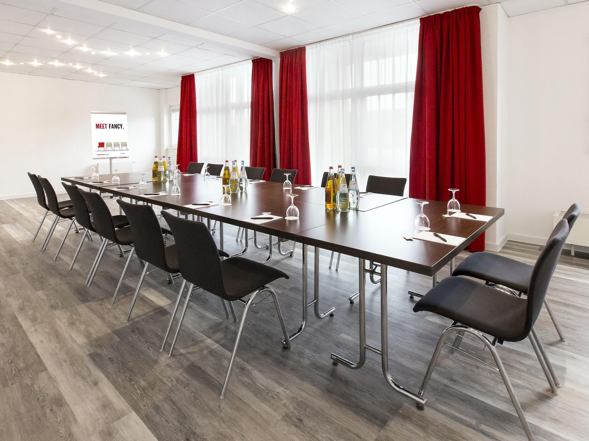 Sala de Reuniones DORMERO Hotel Hannover – Langenhagen Airport