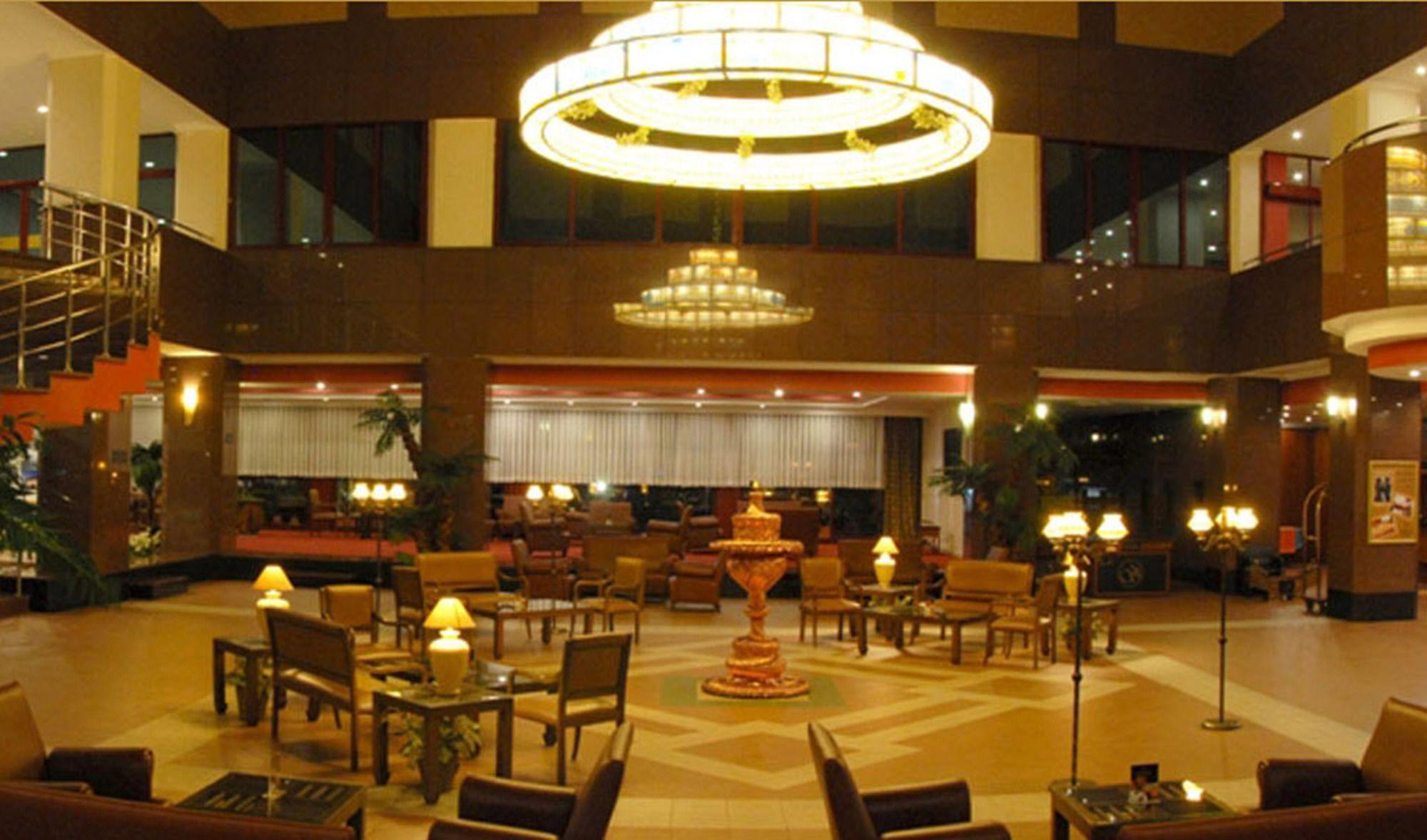 Vista Lobby Saffron Hotel