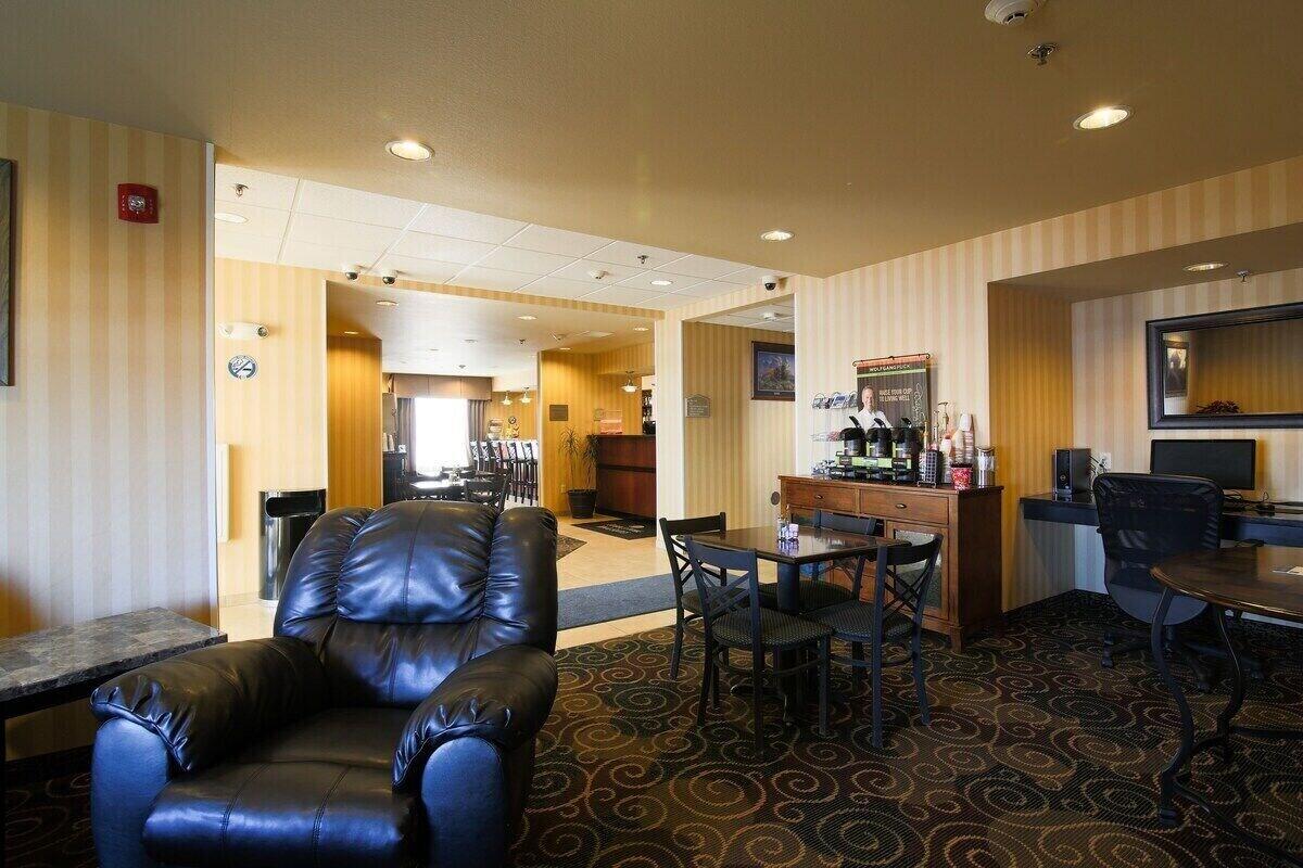 Vista Lobby Cobblestone Inn & Suites