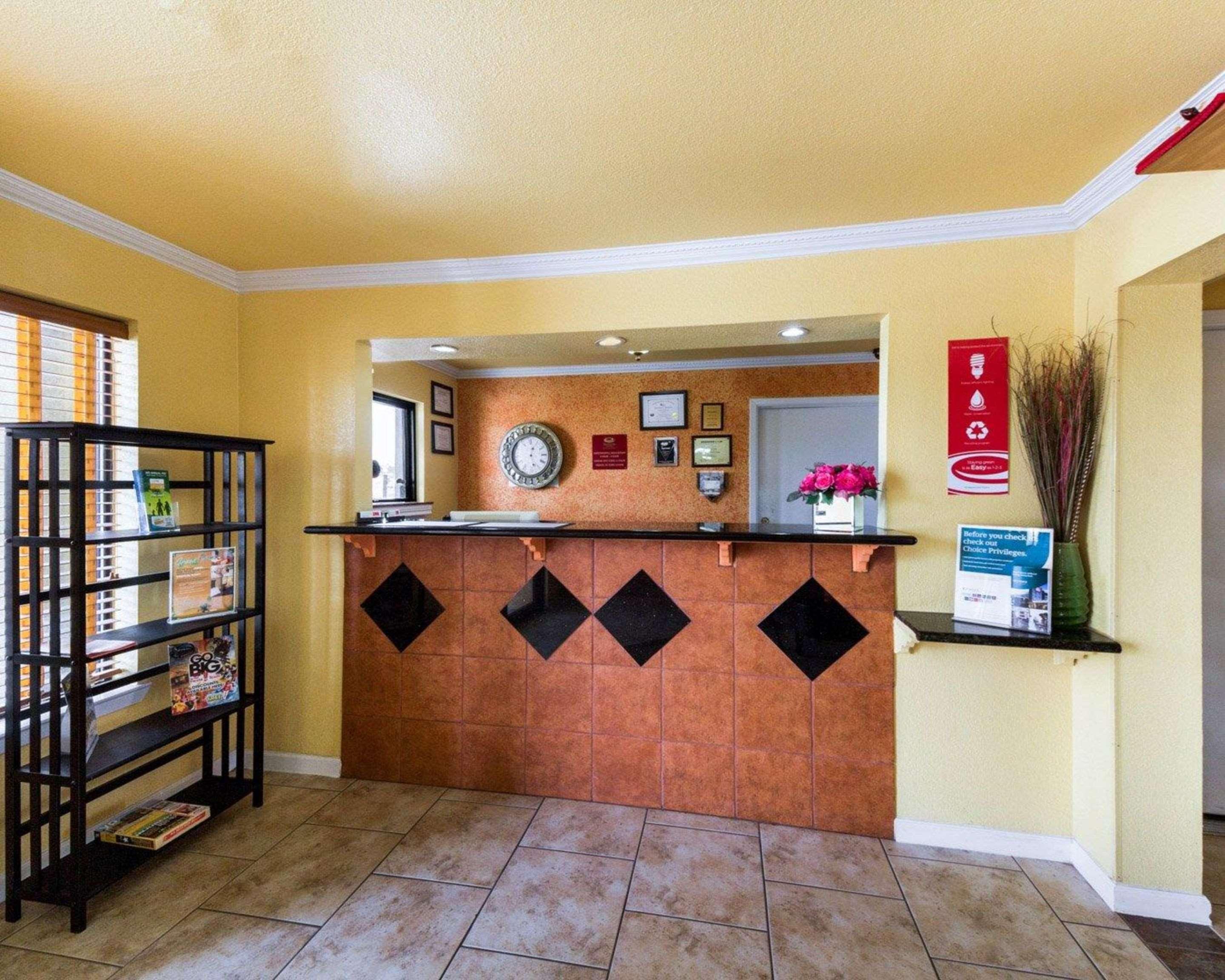 Vista Lobby Econo Lodge Inn & Suites Coliseum