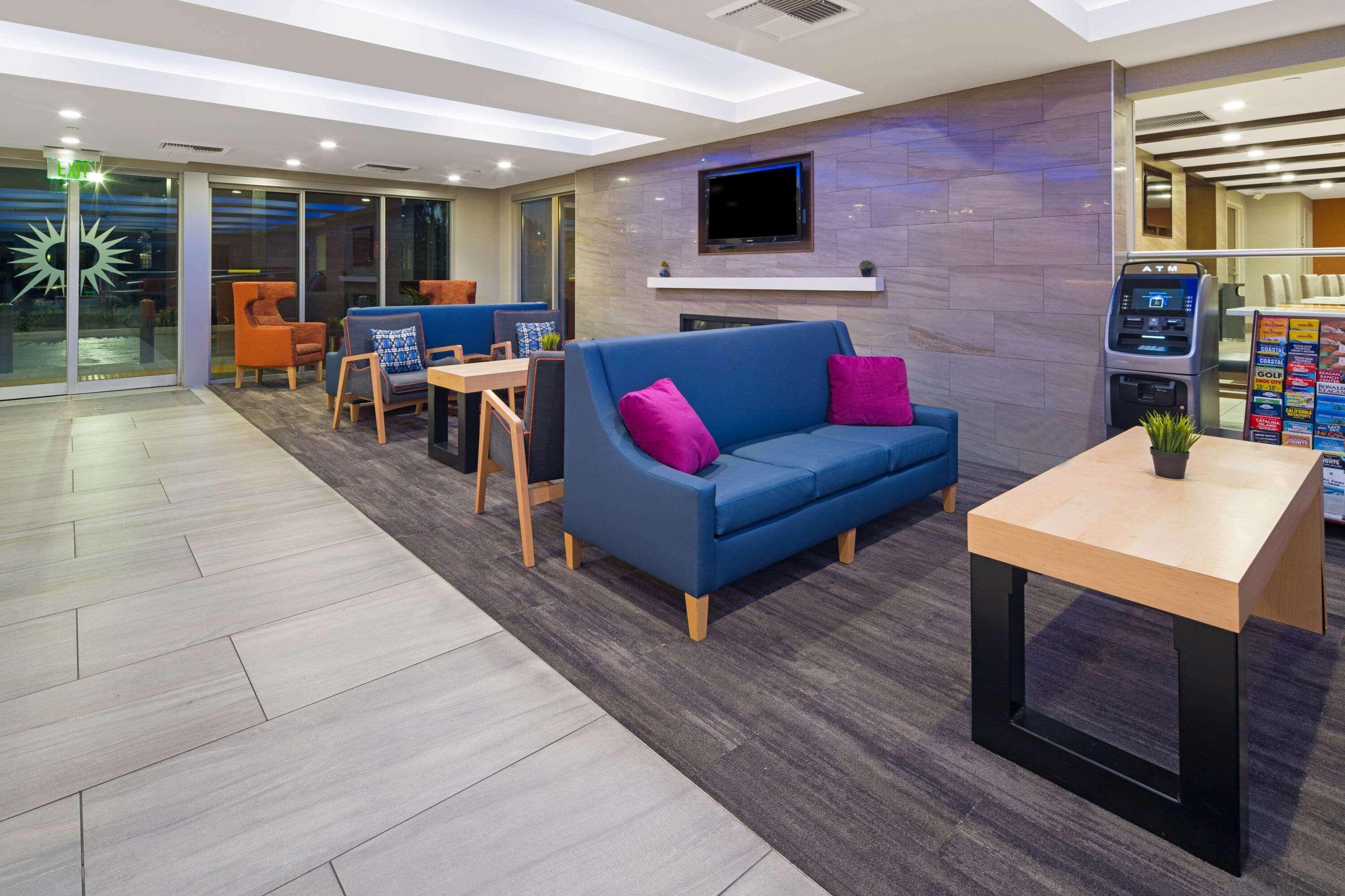 Vista Lobby La Quinta Inn & Suites by Wyndham Orange County Airport