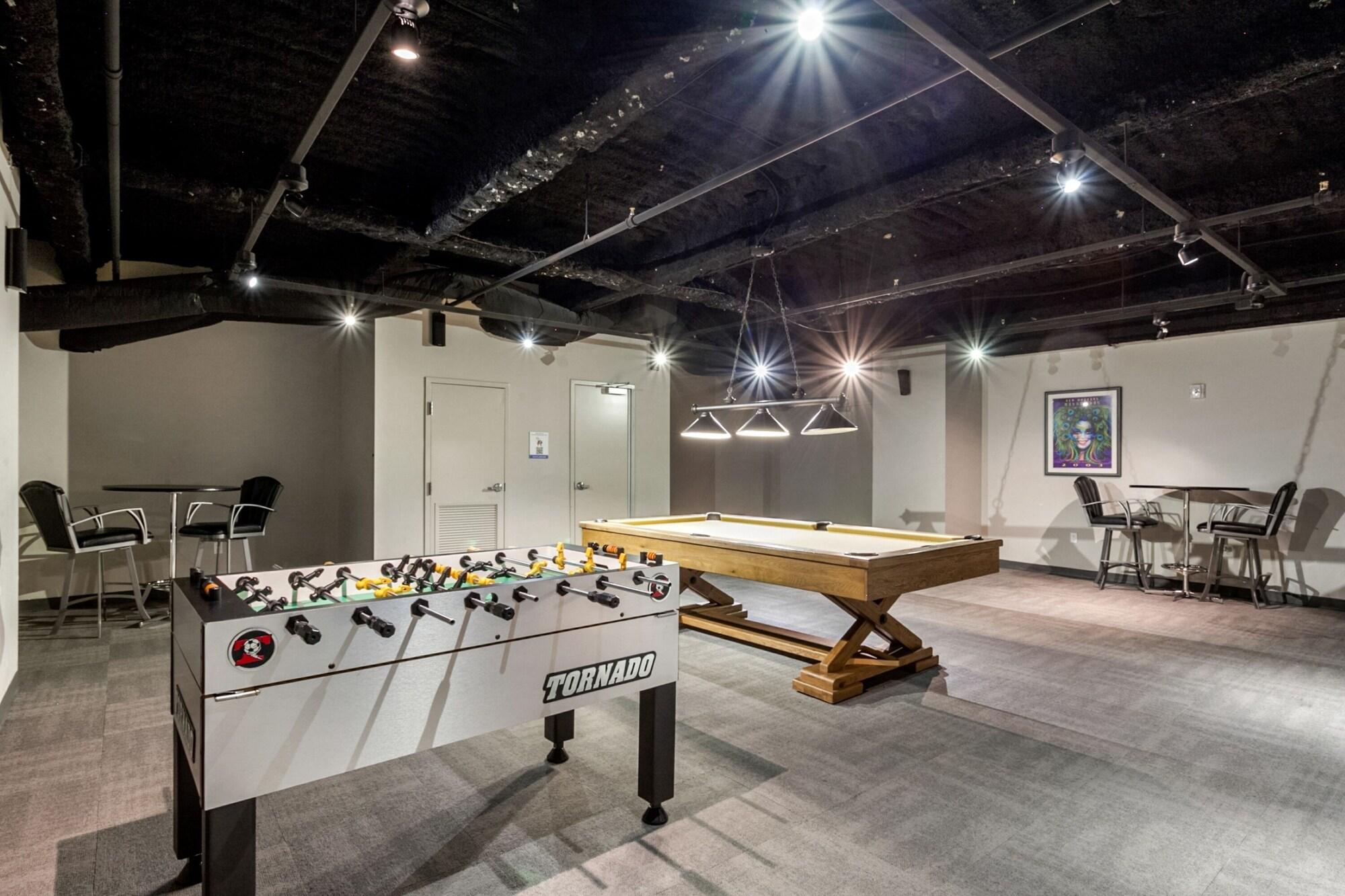Instalaciones Recreativas Modern Condos in California Building by Hosteeva
