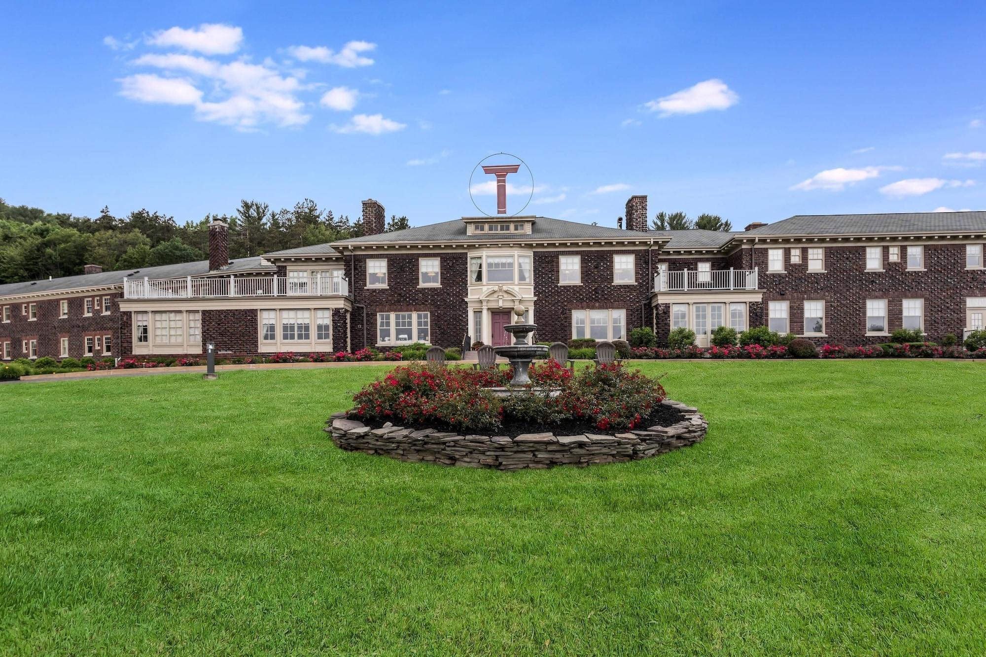 Vista Exterior Traditions Hotel & Spa Johnson City - Binghamton, an Ascend Collection Hotel