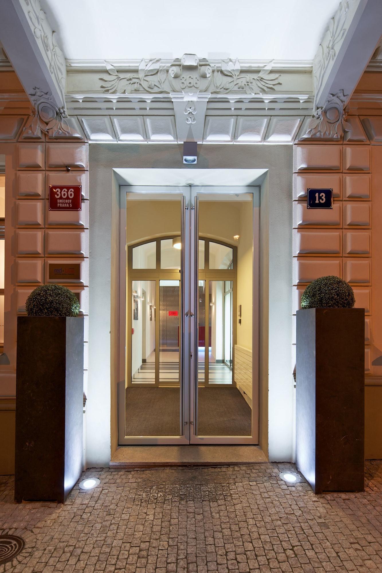 Vista Exterior Red and Blue Design Hotel Prague