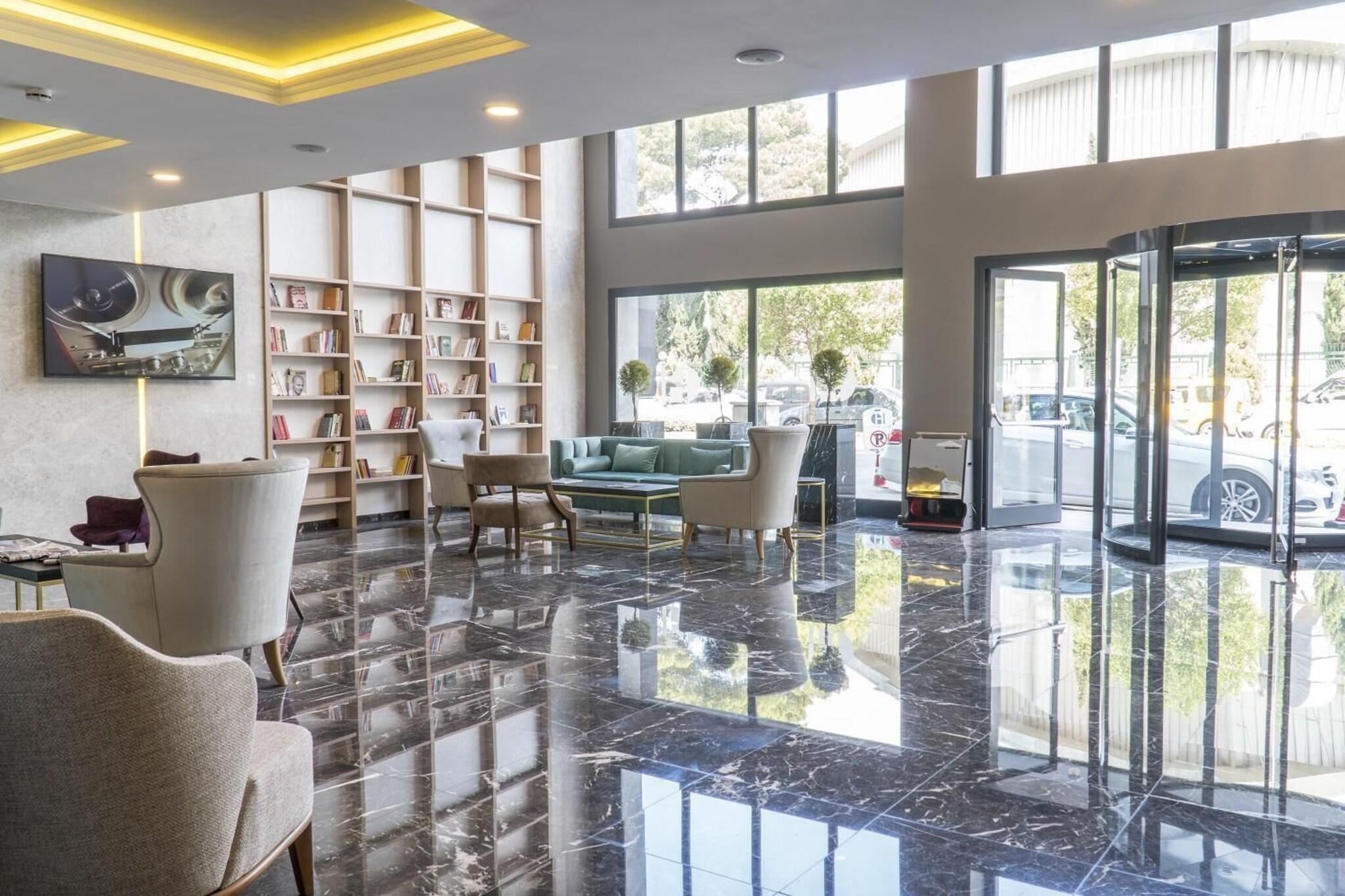 Vista Lobby Greymark Hotel