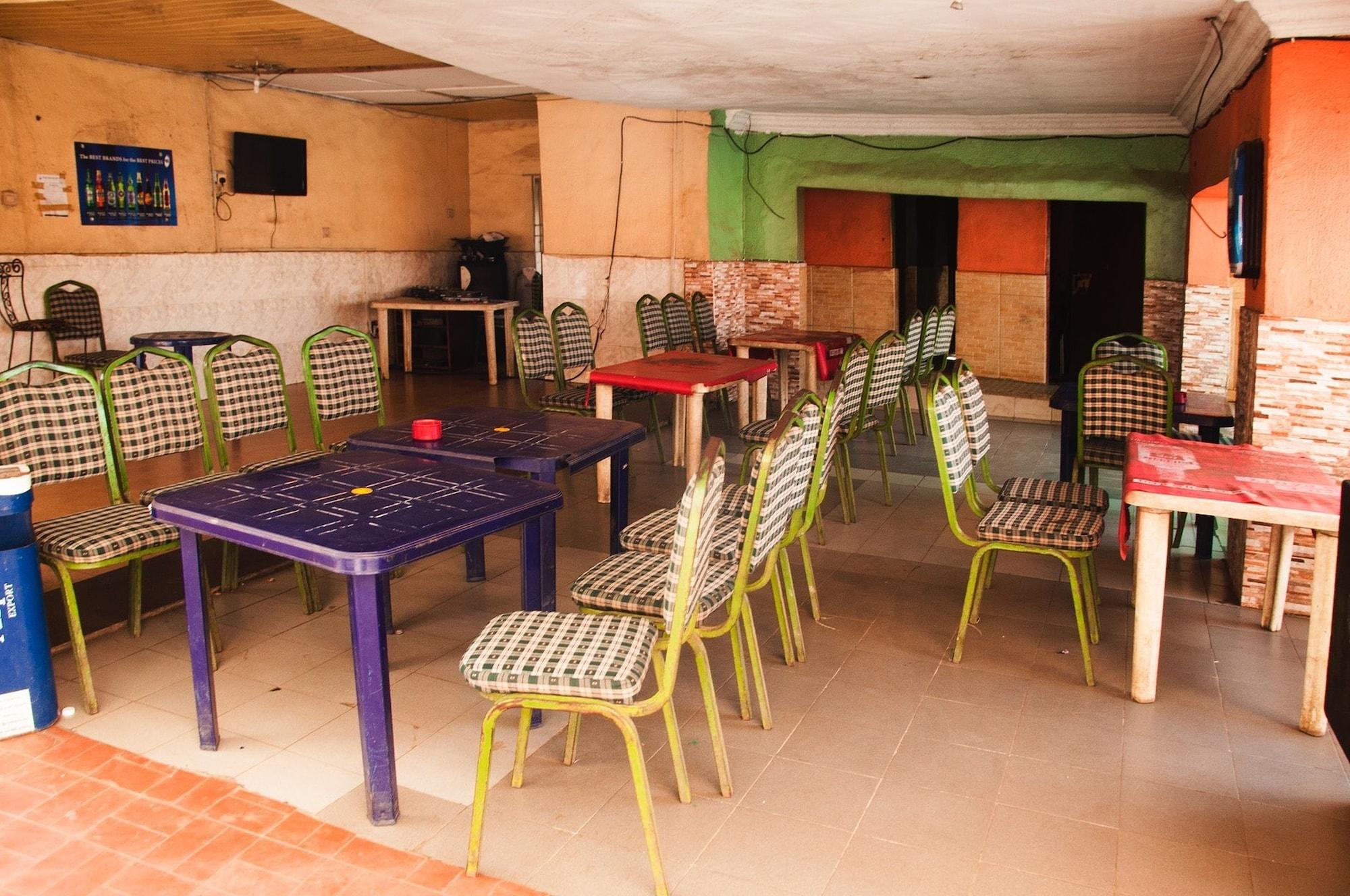 Bar/Salón Alfoscar Hotel & Suites