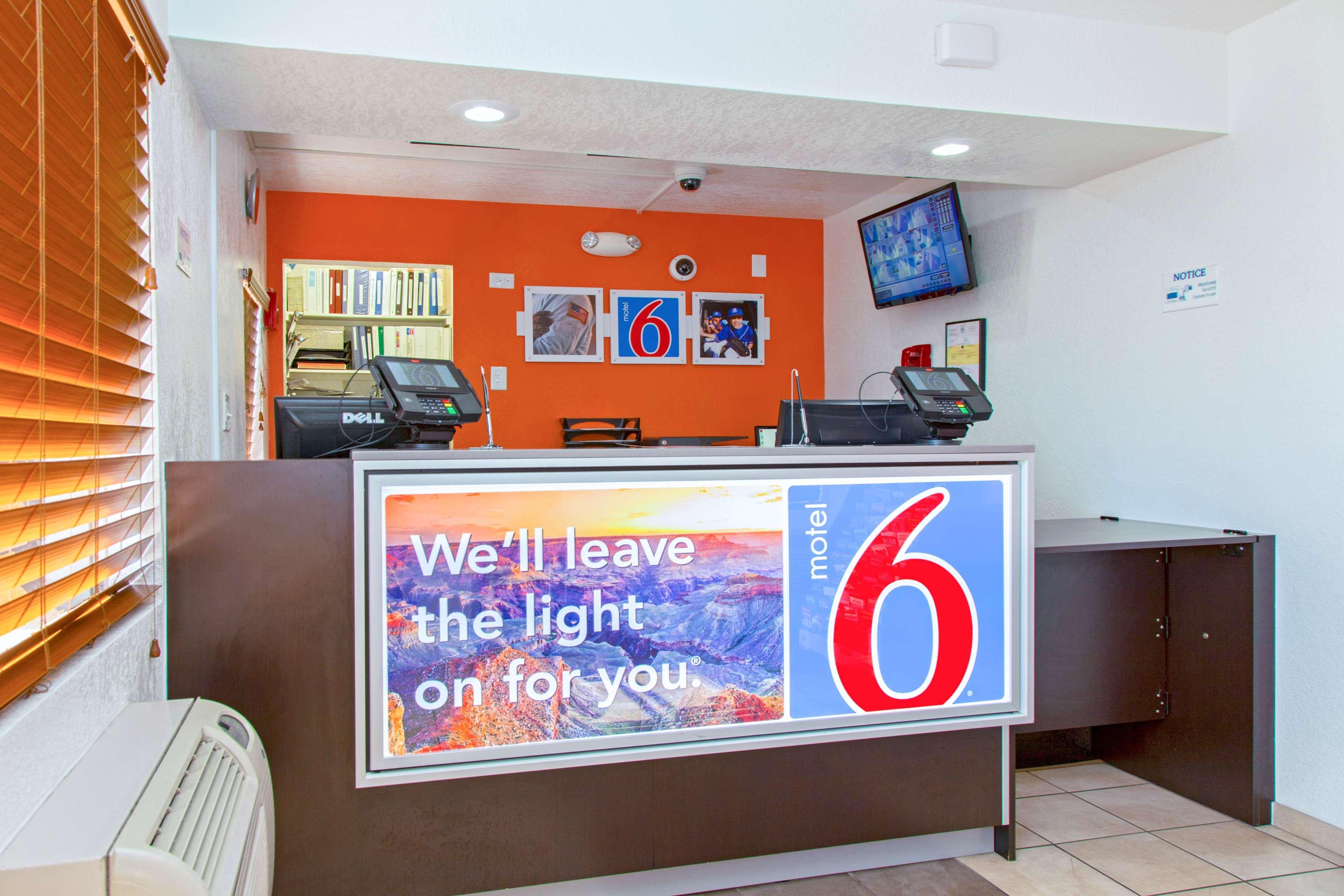 Vista Lobby Motel 6 Phoenix, AZ - Airport - 24th Street
