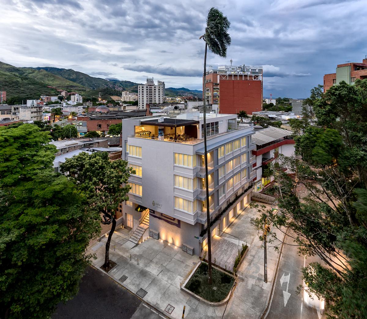 Vista Exterior Park V Hotel & Suites
