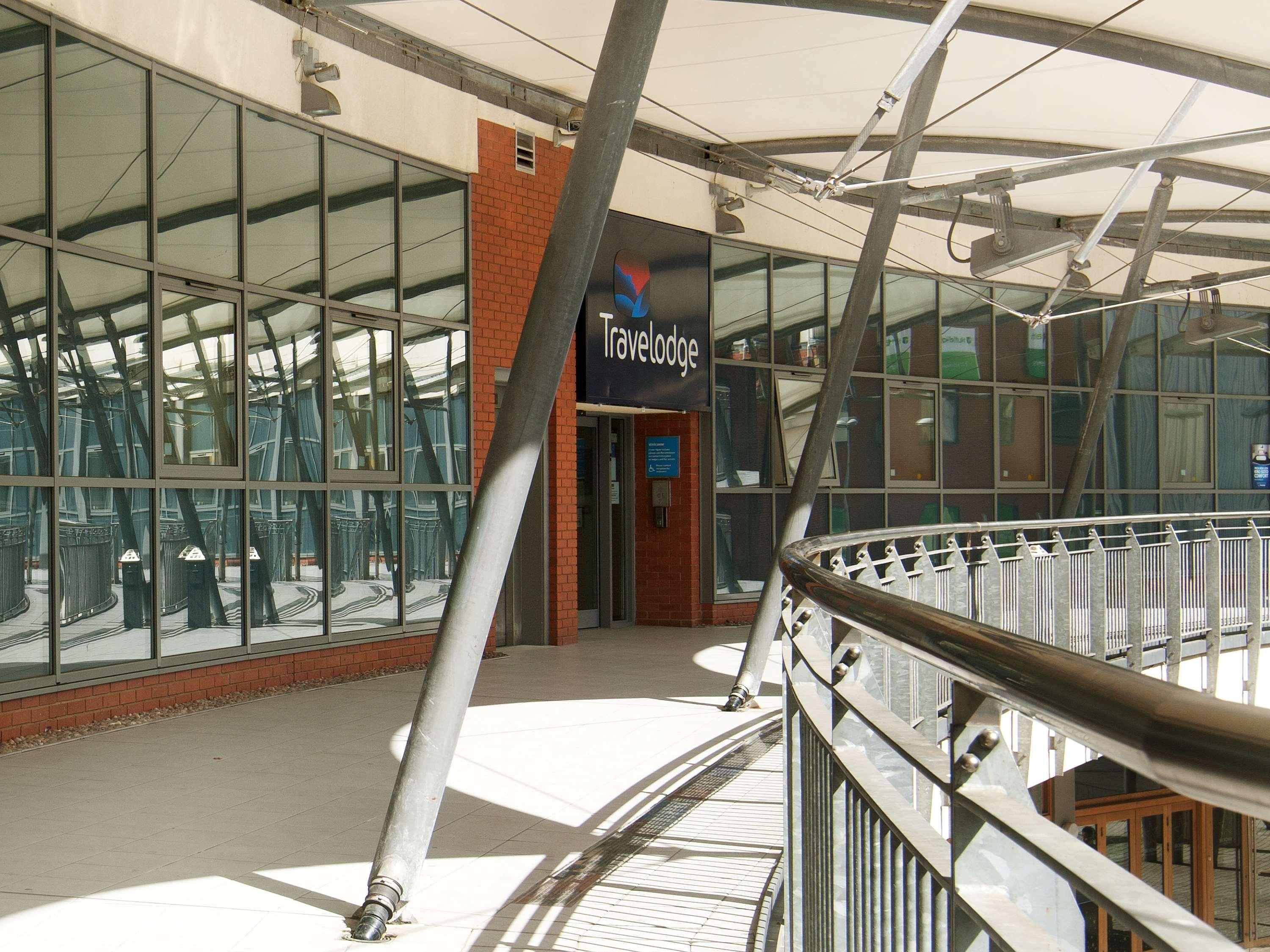 Vista Exterior Travelodge Birmingham Central Broadway Plaza