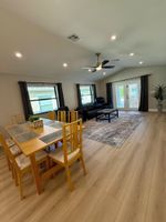 Alquiler Vacacional - Beautifully remodeled house with new heated pool. Minutes from Vanderbilt Beach