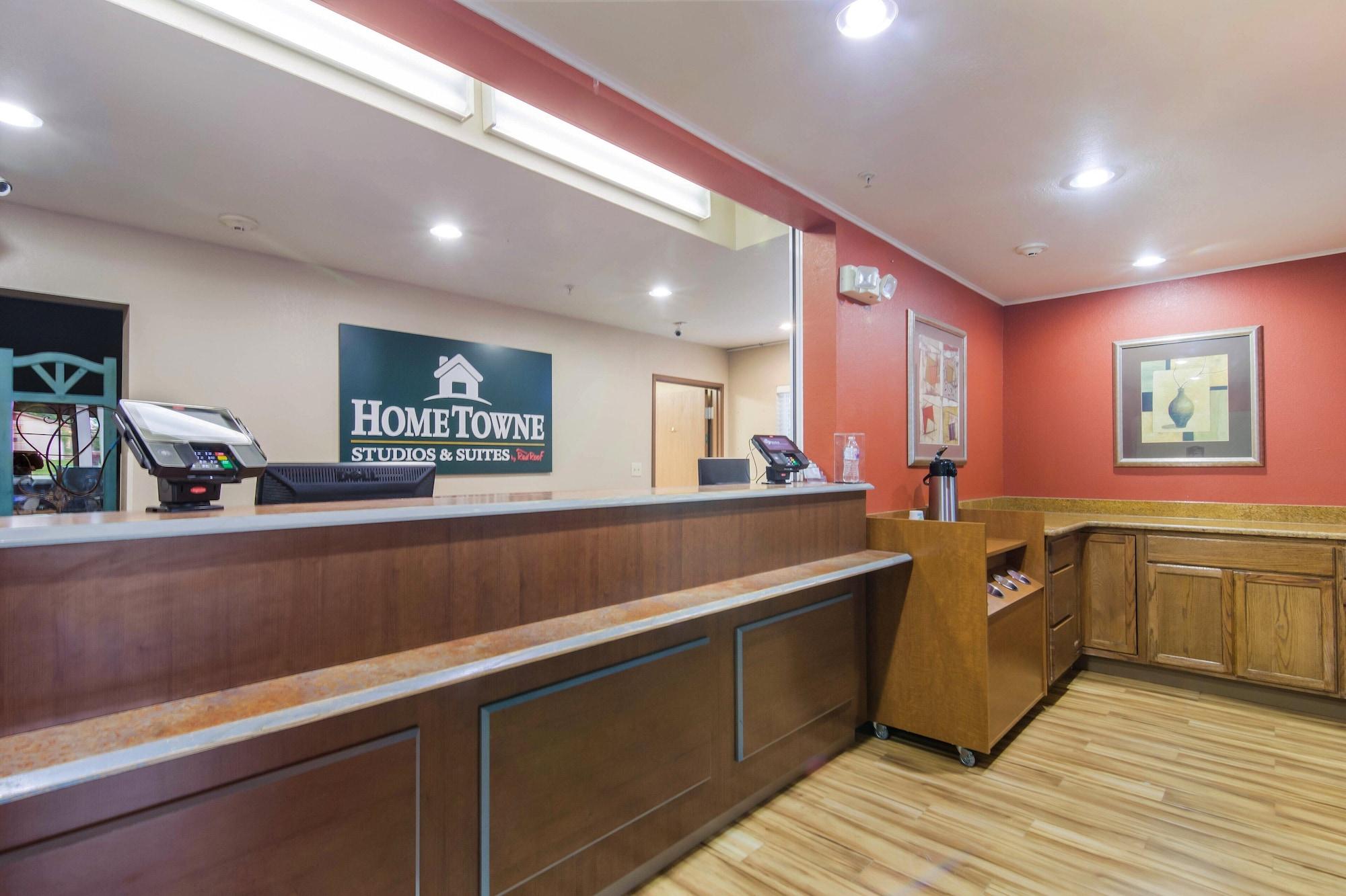 Vista Lobby HomeTowne Studios & Suites by Red Roof Bentonville