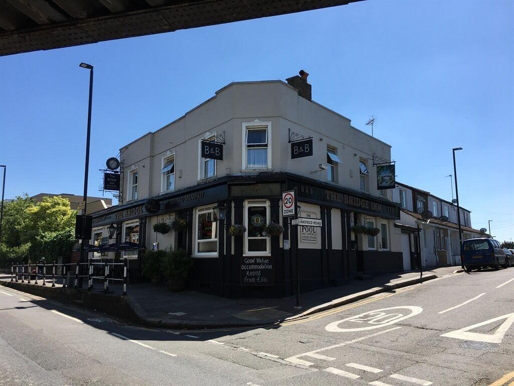 Varios The Bridge Inn