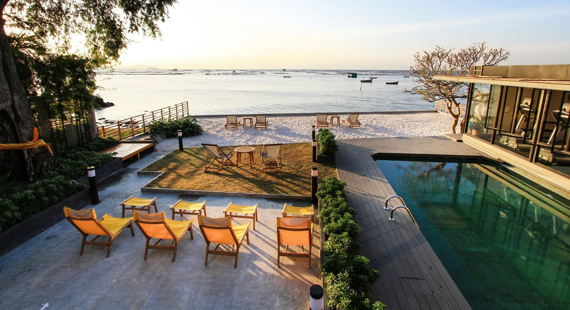 Varios Balcony Seaside Sriracha Hotel Serviced Apartments