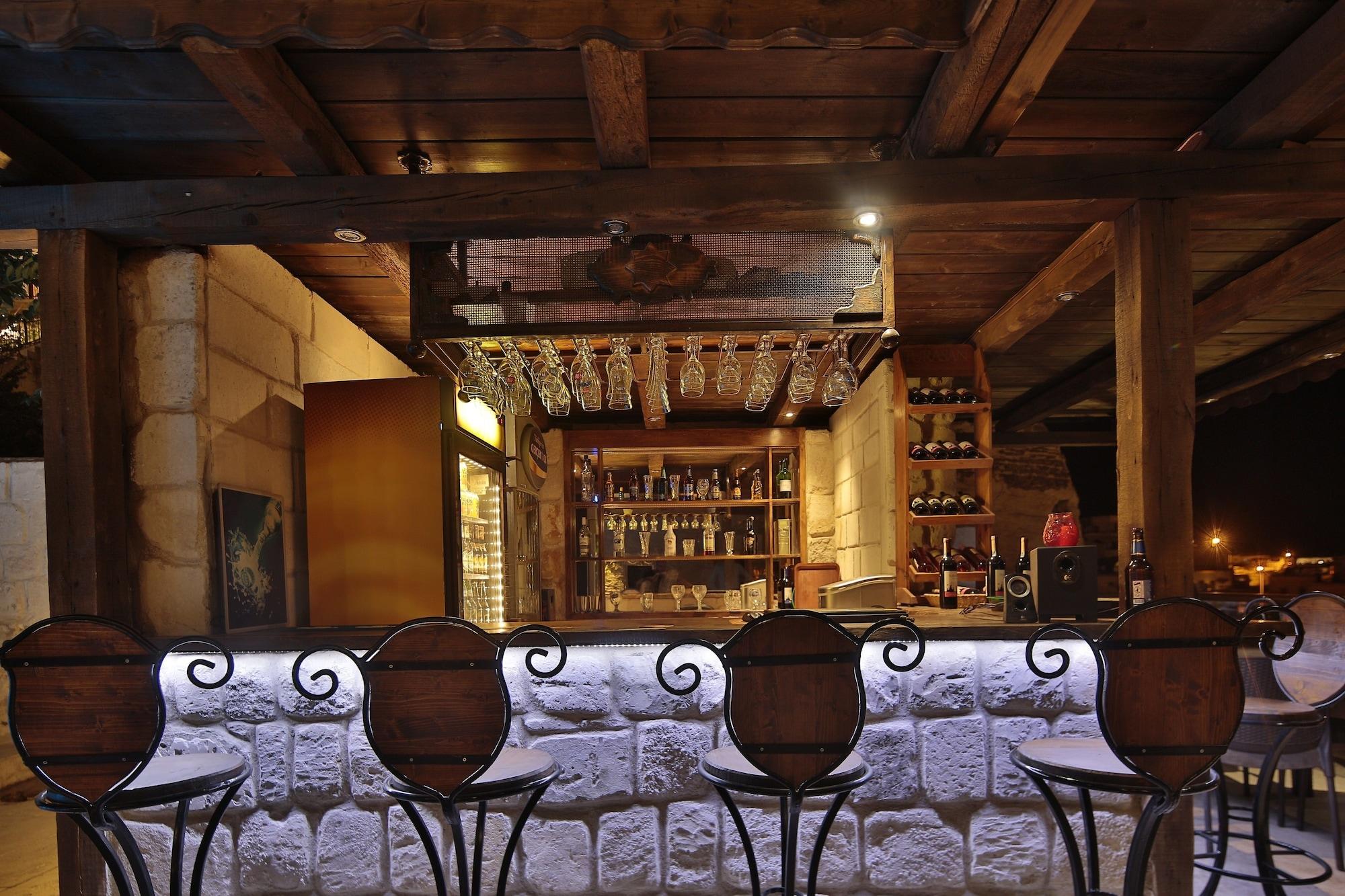 Bar/Salón Shoestring Cave House