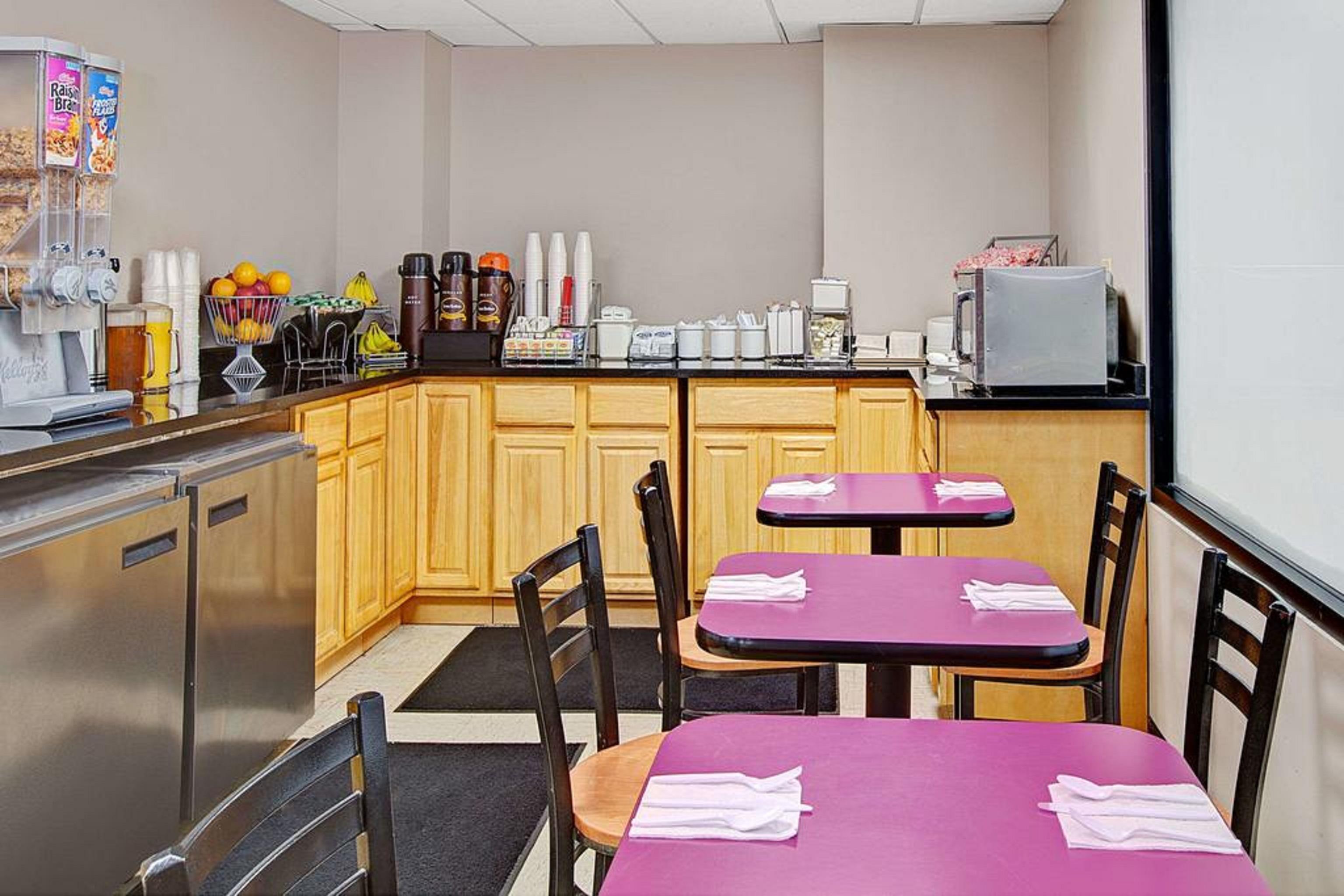 Restaurant Super 8 by Wyndham Jamaica North Conduit