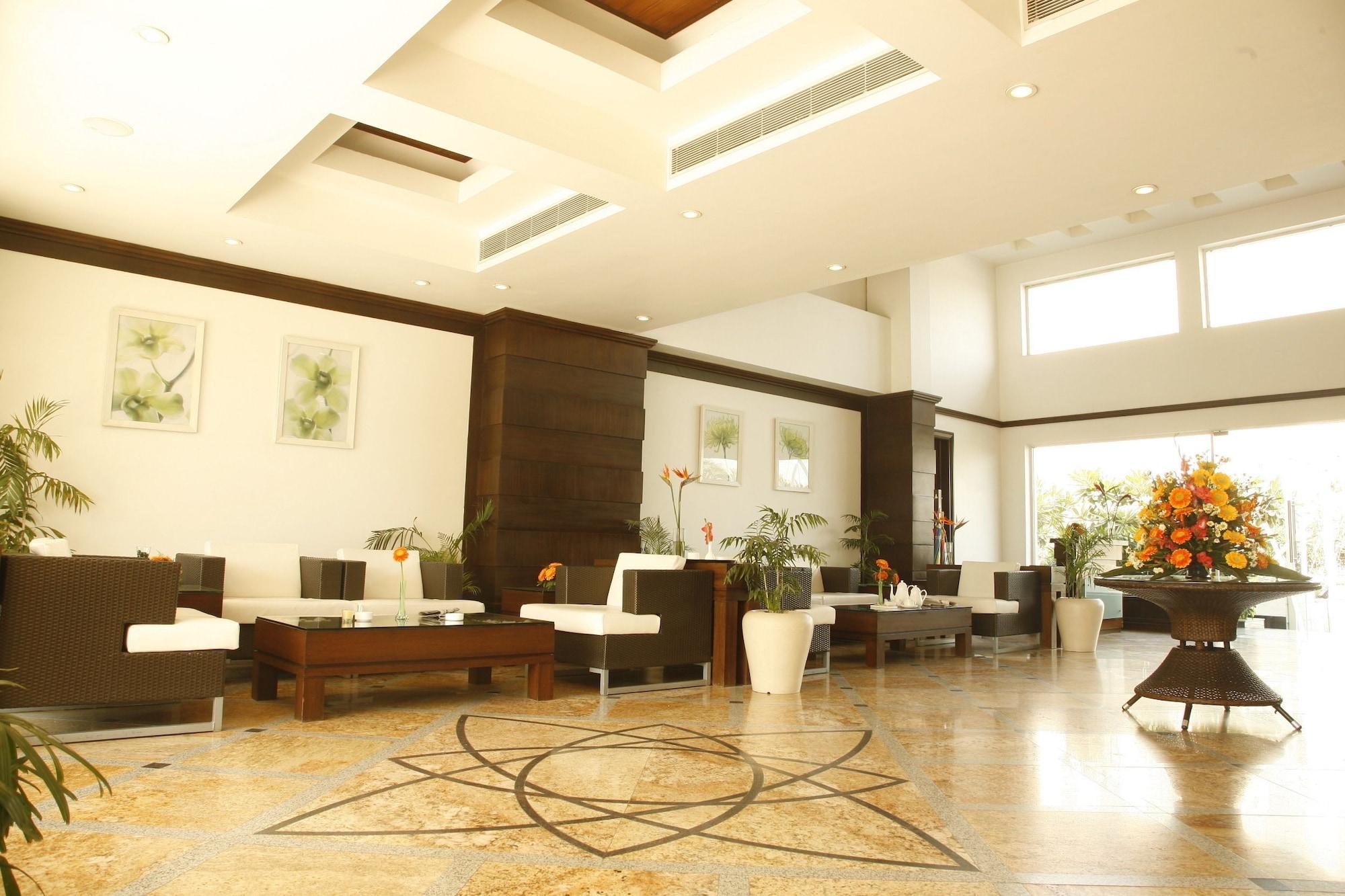 Vista Lobby TreeHouse Hotel Club & Spa