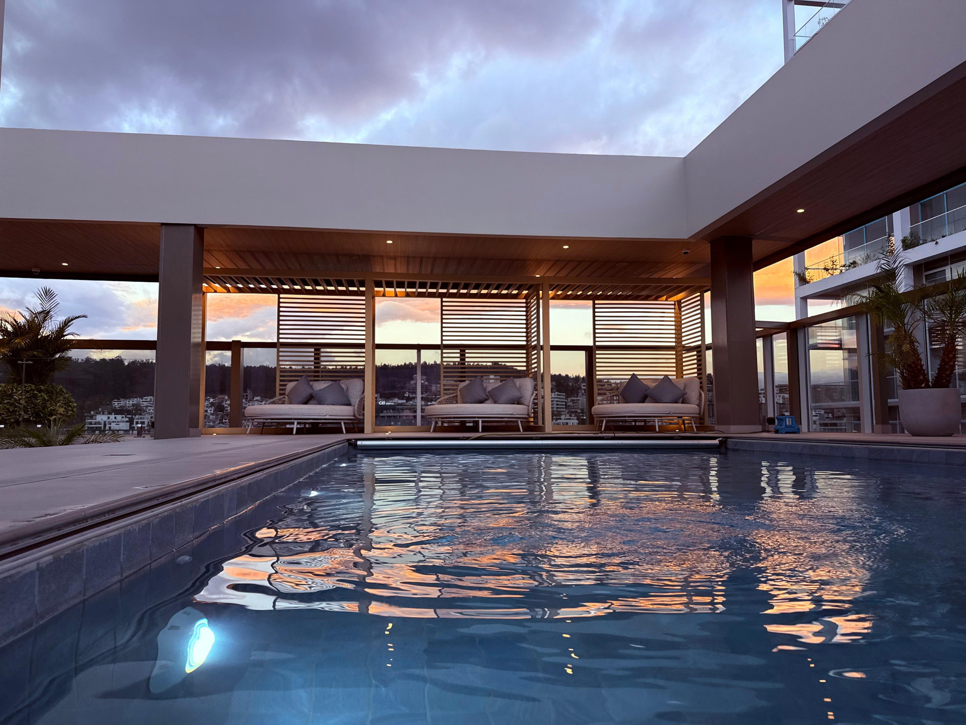 Vista Piscina Le Parc Hotel, Beyond Stars