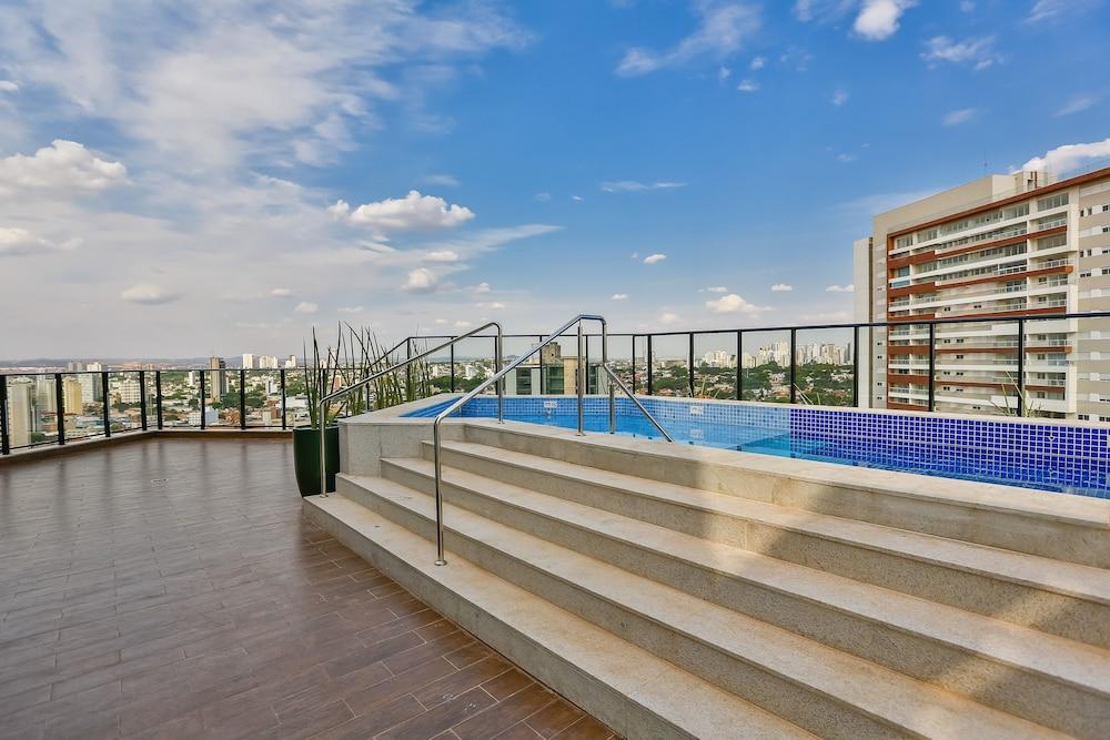 Vista da piscina Holiday Inn Goiânia