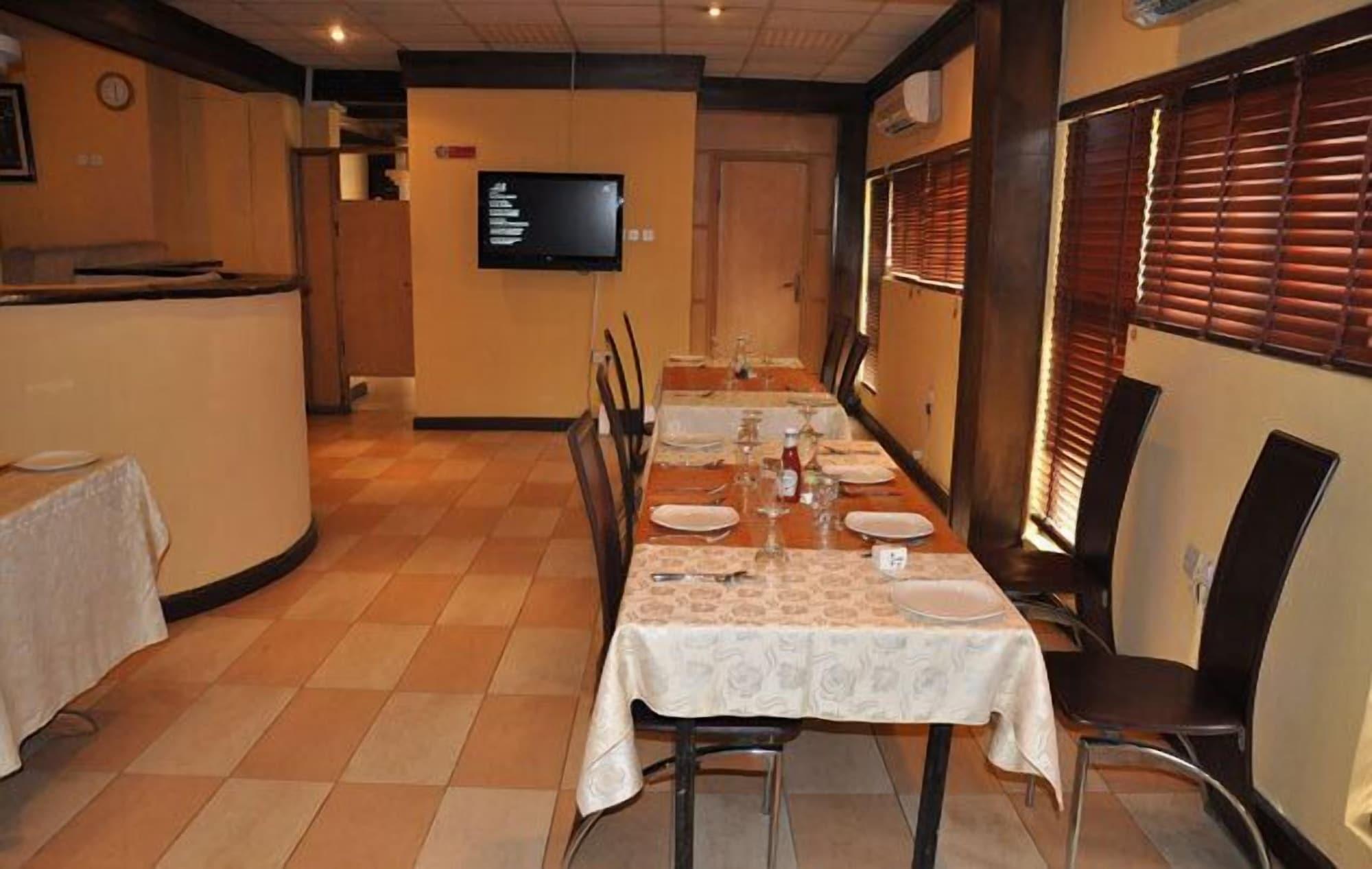 Restaurant Solitude Hotel Yaba