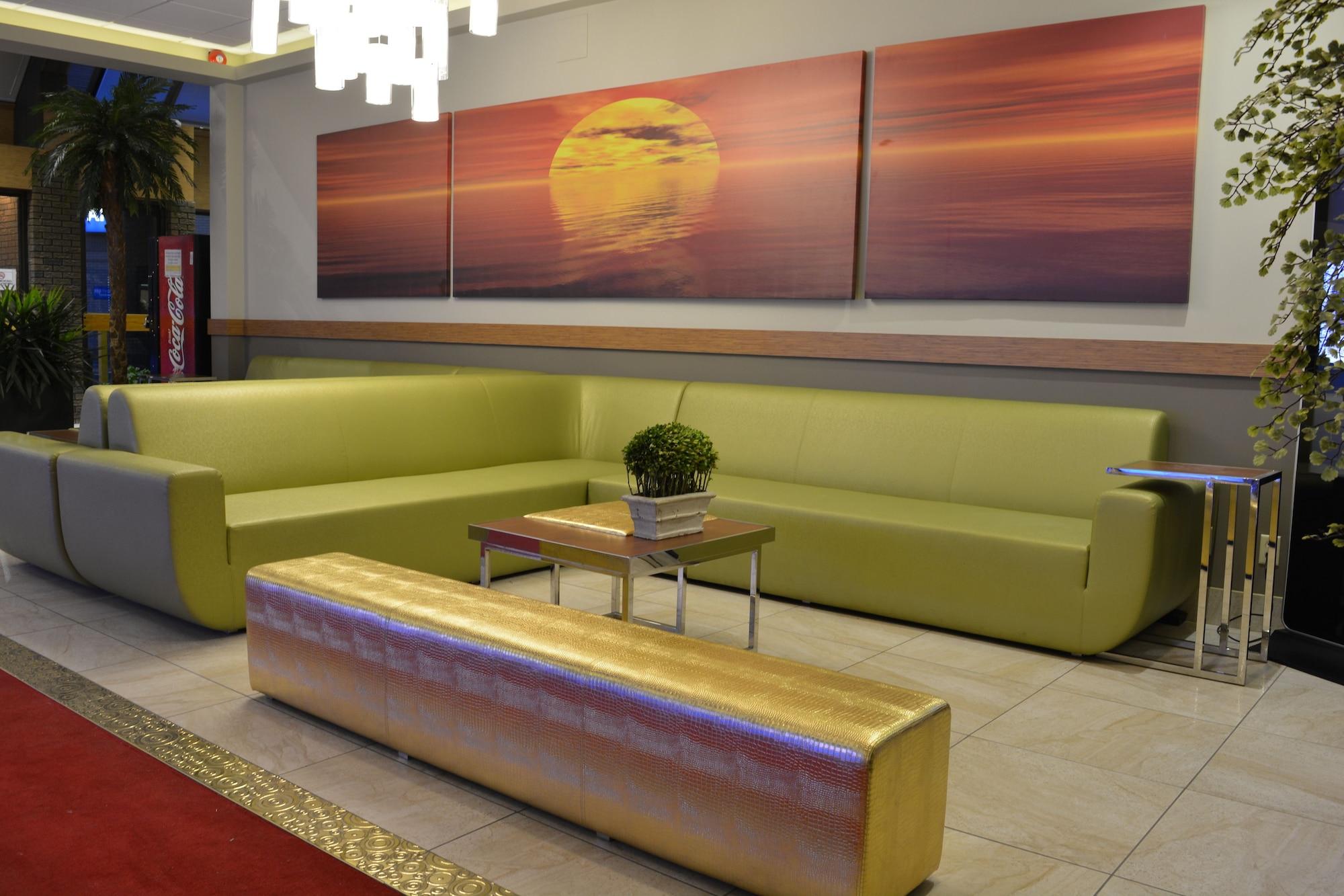 Vista Lobby Bedfort Inn & Suites