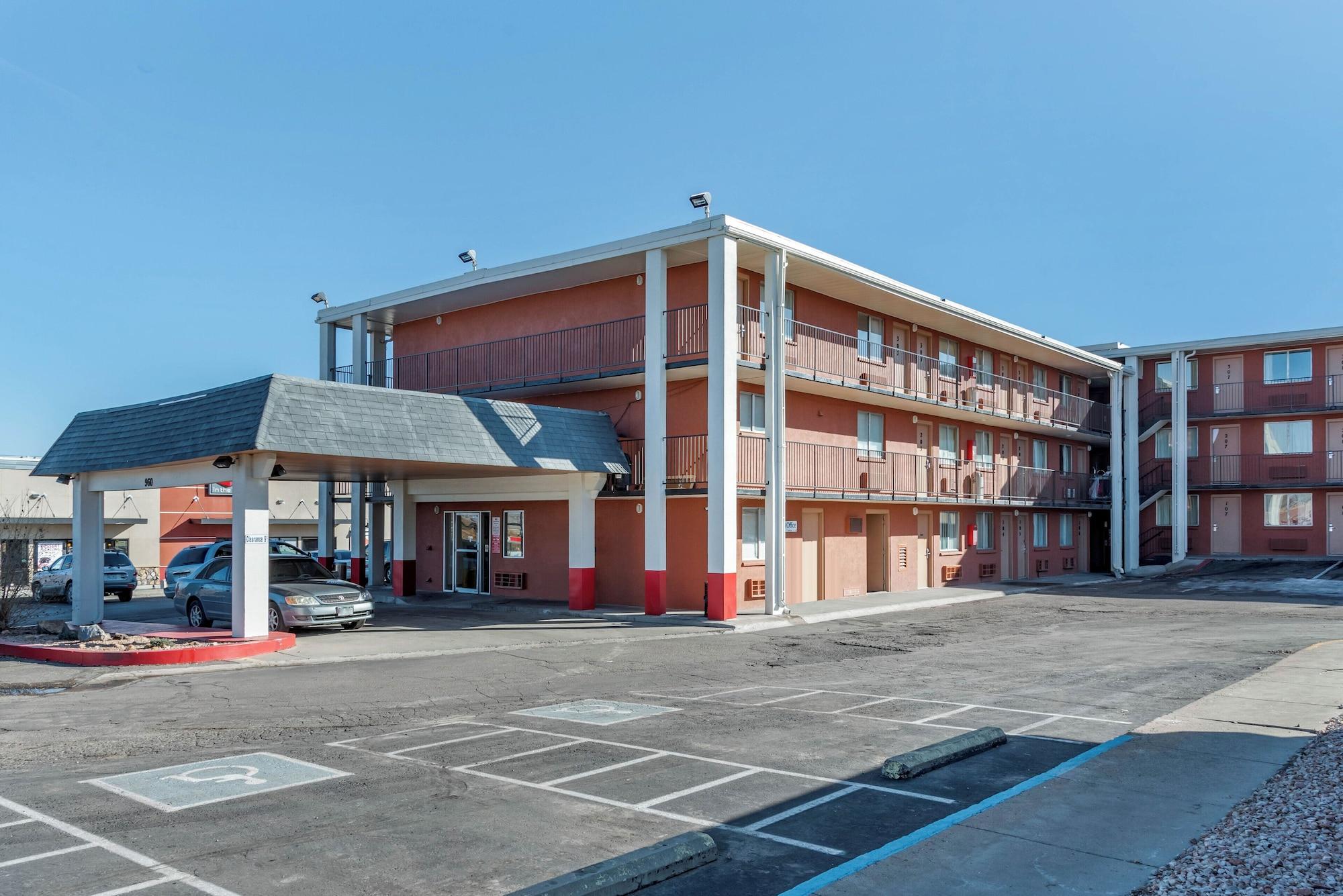 Vista Exterior Pueblo Inn