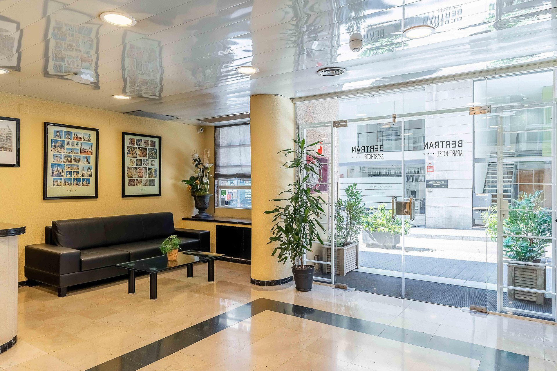 Vista Lobby Aparthotel Bertran