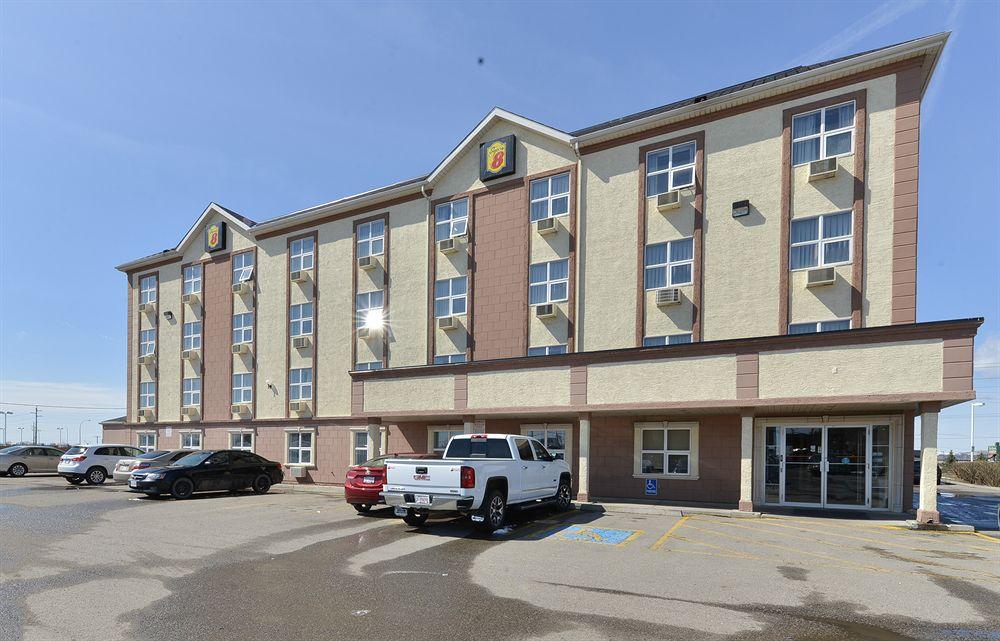 Varios Super 8 by Wyndham Calgary/Airport