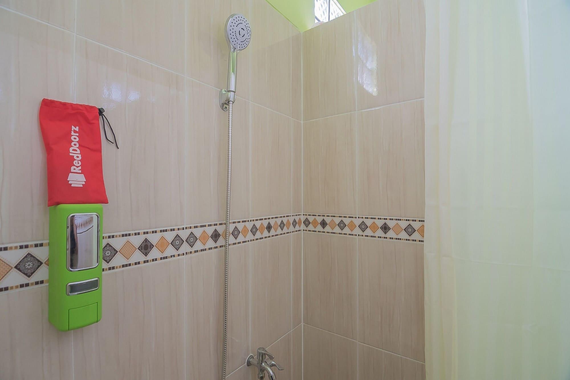 Equipamiento de Habitación RedDoorz Syariah near Museum Wisma Karya Subang