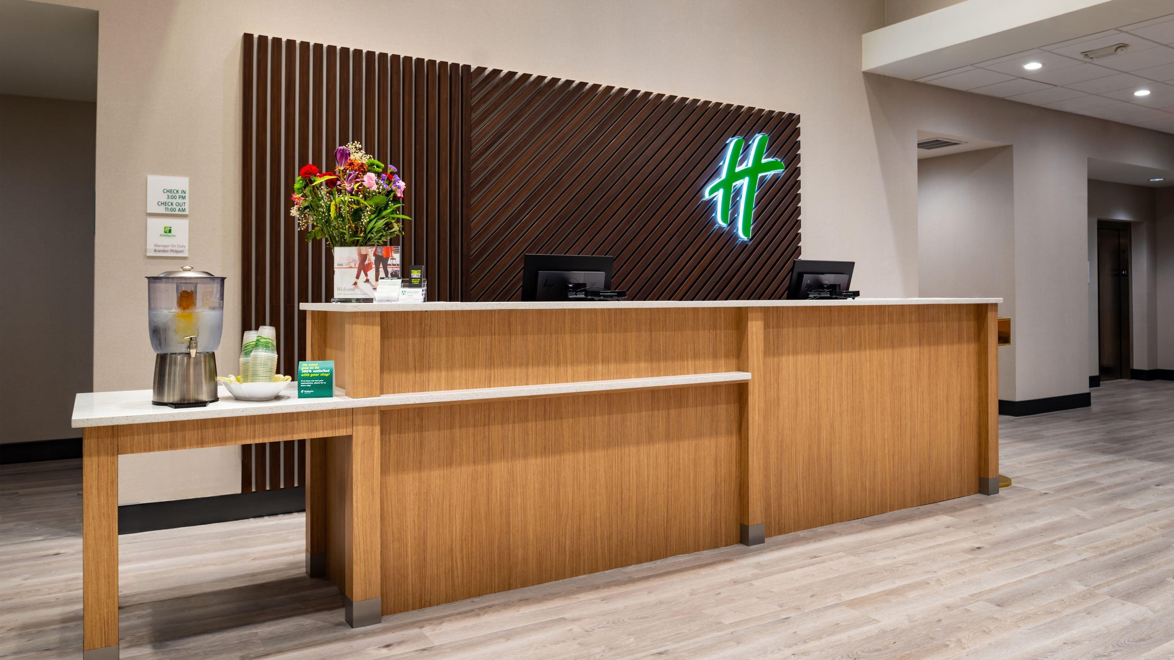 Vista Lobby Holiday Inn & Suites Orlando I-Drive Theme Parks by IHG