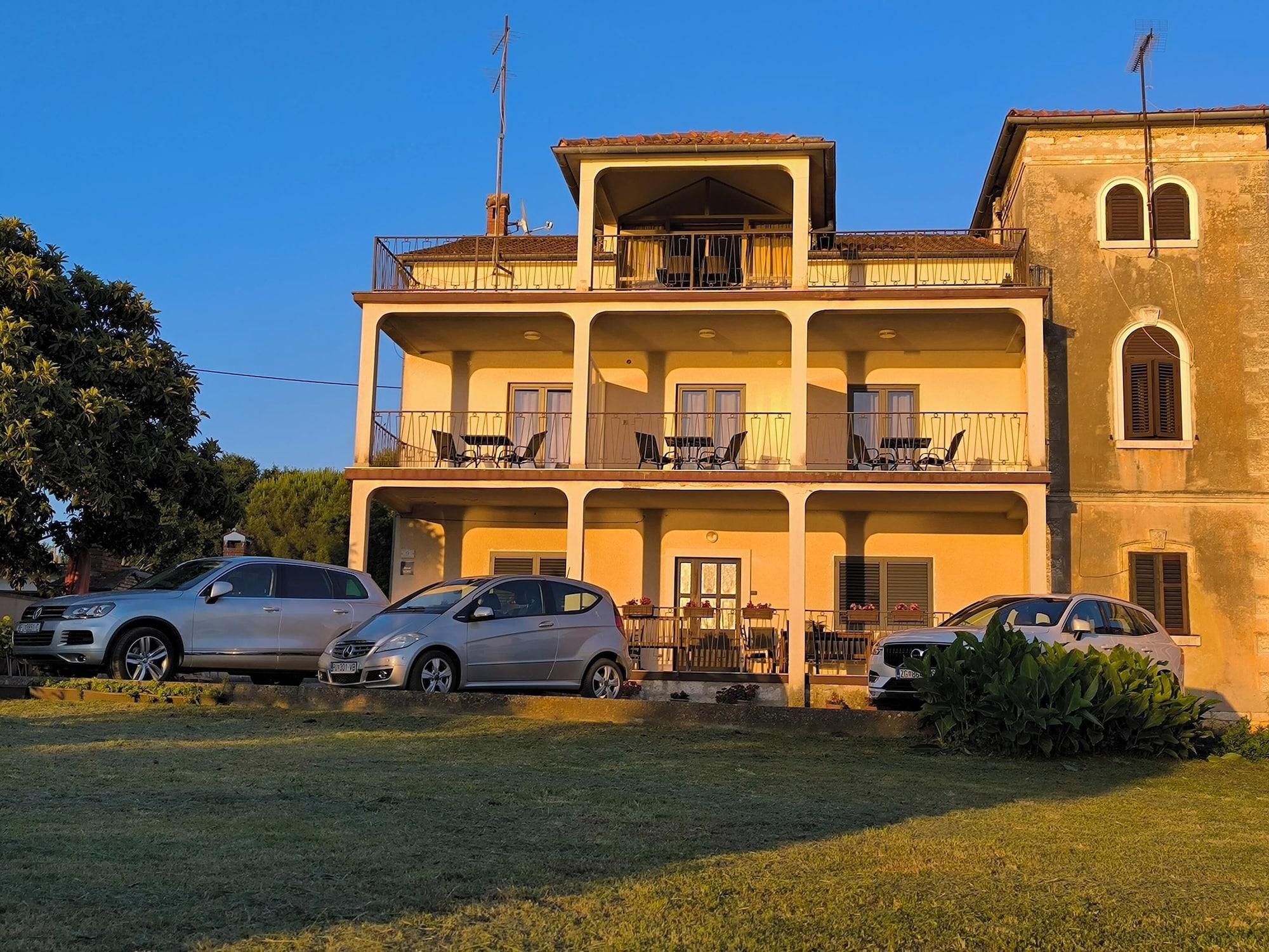 Vista Exterior Rooms and Apartment Matika