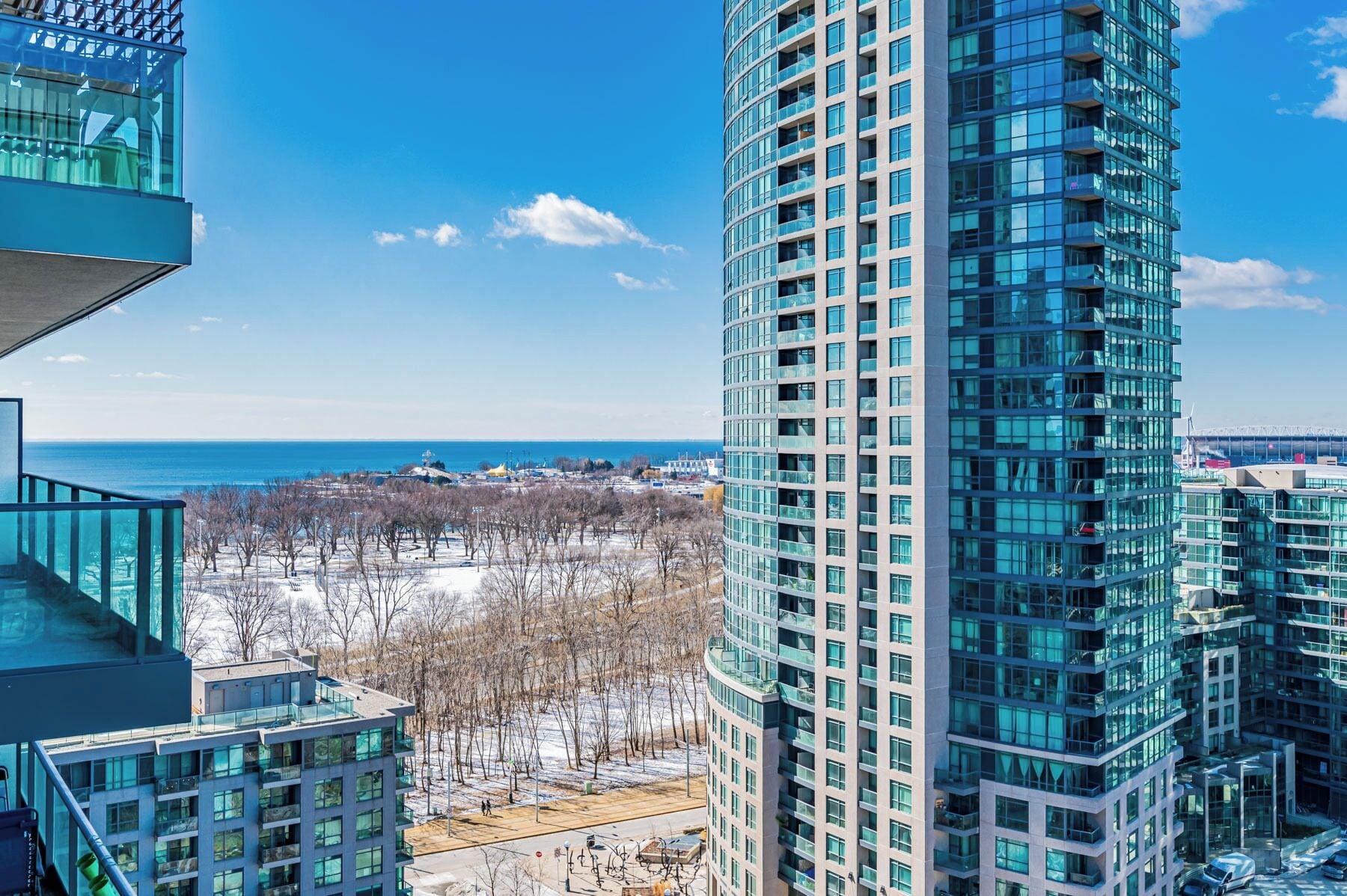 Varios Fort York Suites