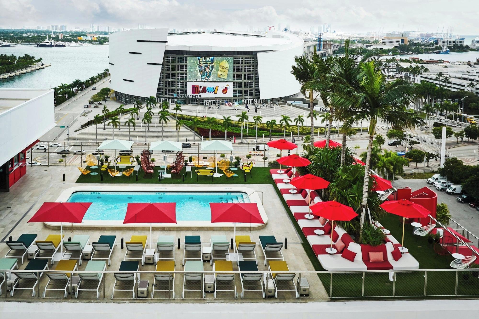 Vista Piscina citizenM Miami Worldcenter