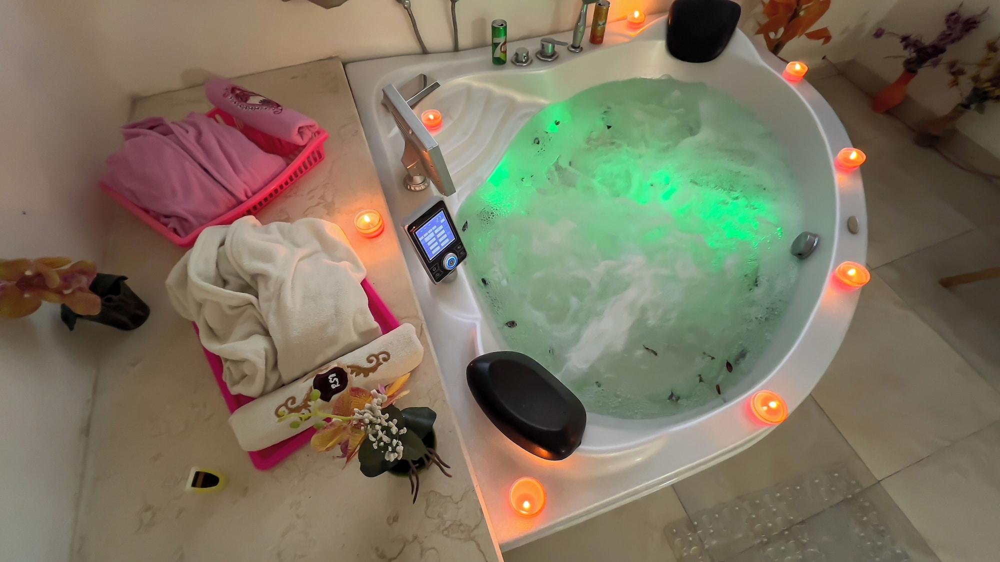 Spa Luxury jacuzzi & pyramids view