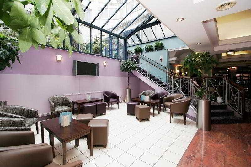Vista Lobby Gardens Hotel