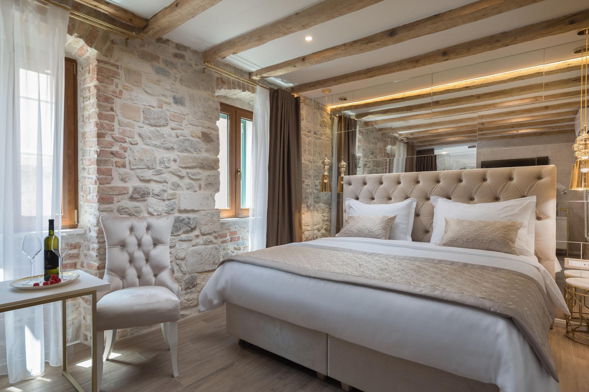 Varios Le Premier Luxury Rooms