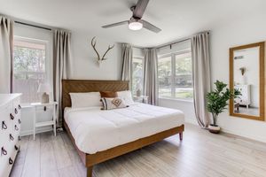 Alquiler Vacacional - Cowtown Oasis w/ Gated Pool, Huge Backyard, BBQ!