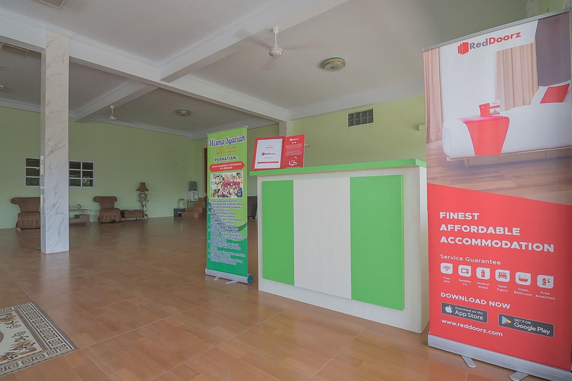Vista Lobby RedDoorz Syariah near Museum Wisma Karya Subang