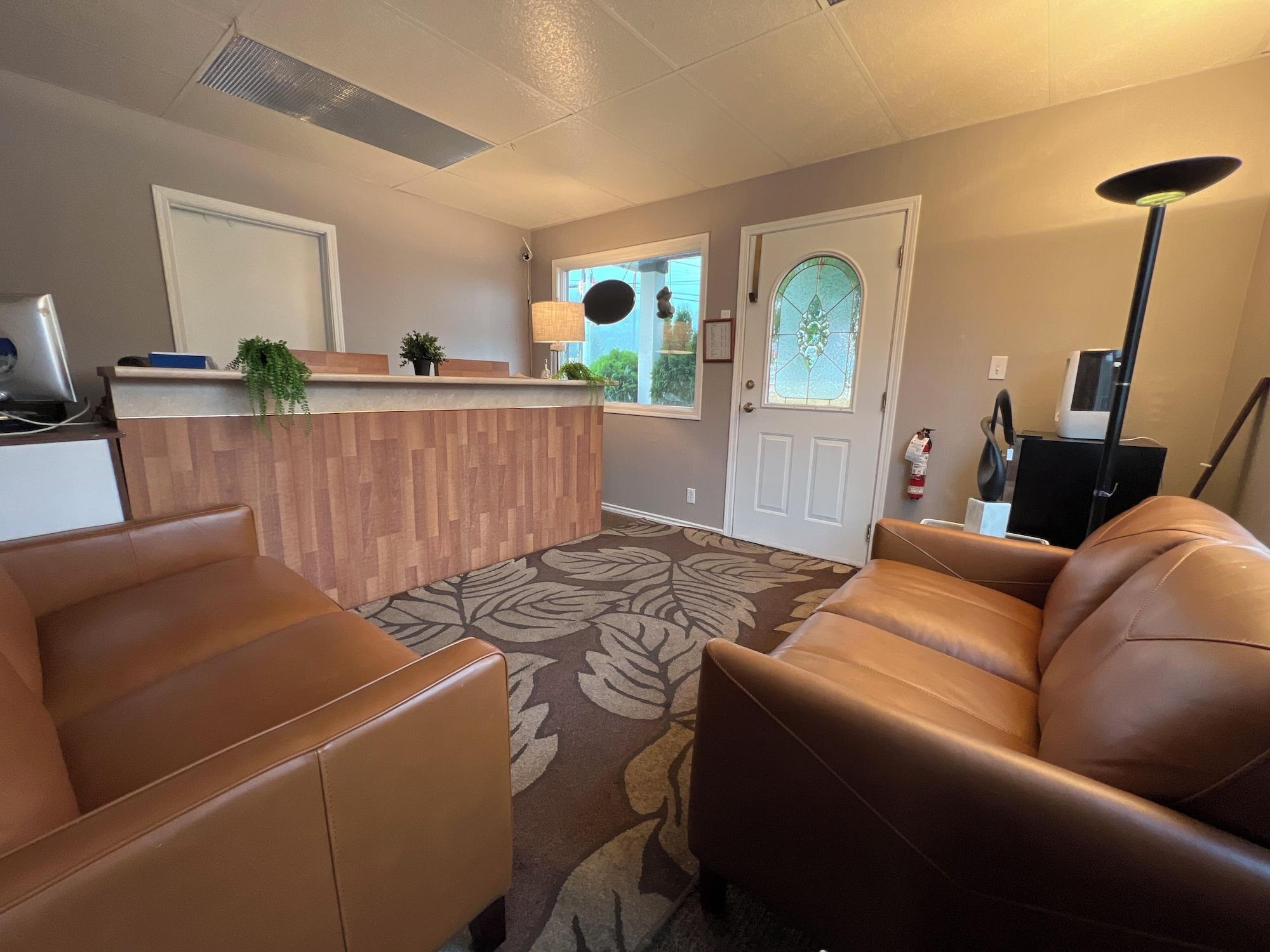 Vista Lobby Monashee Motel