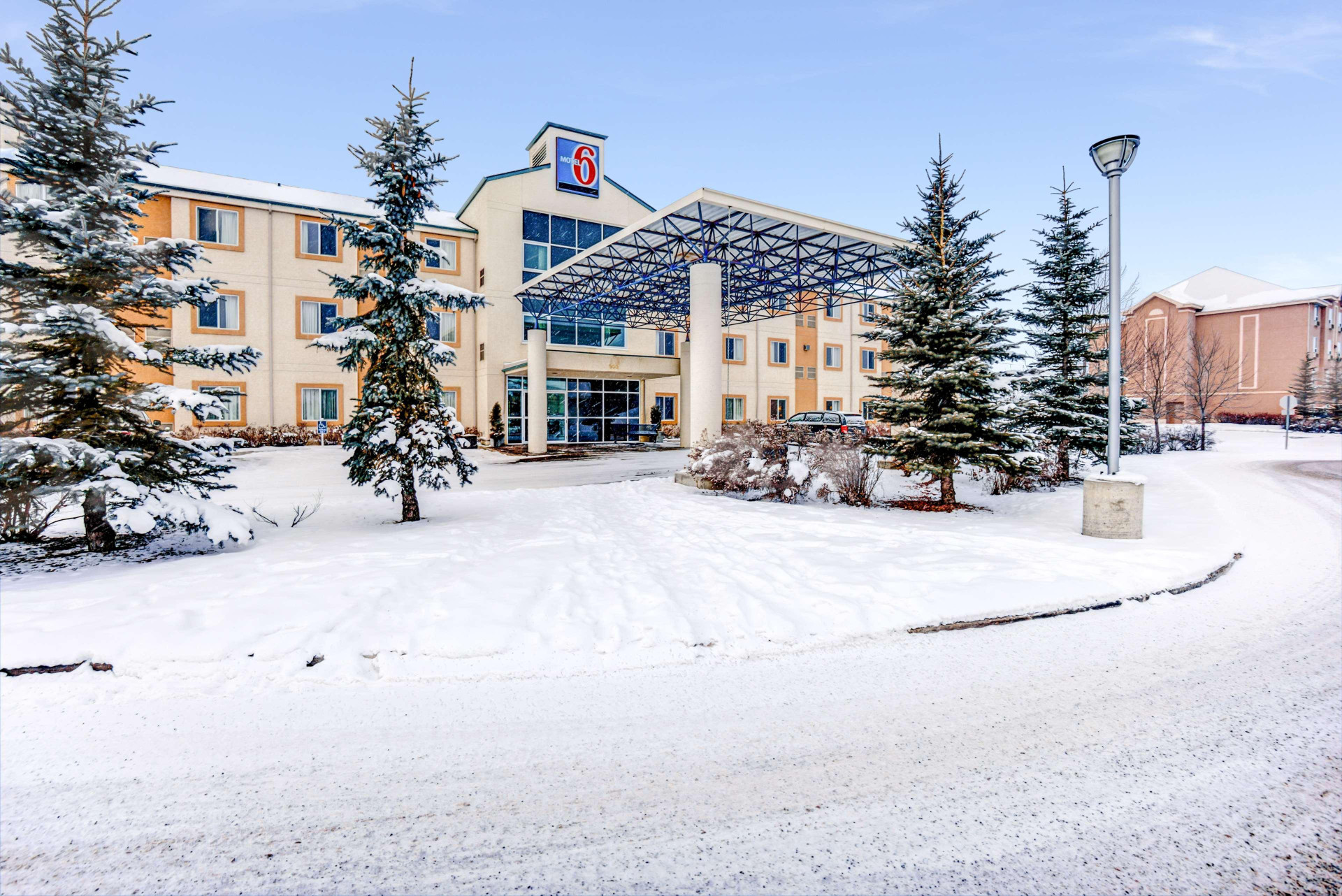 Vista Exterior Motel 6 Red Deer, AB
