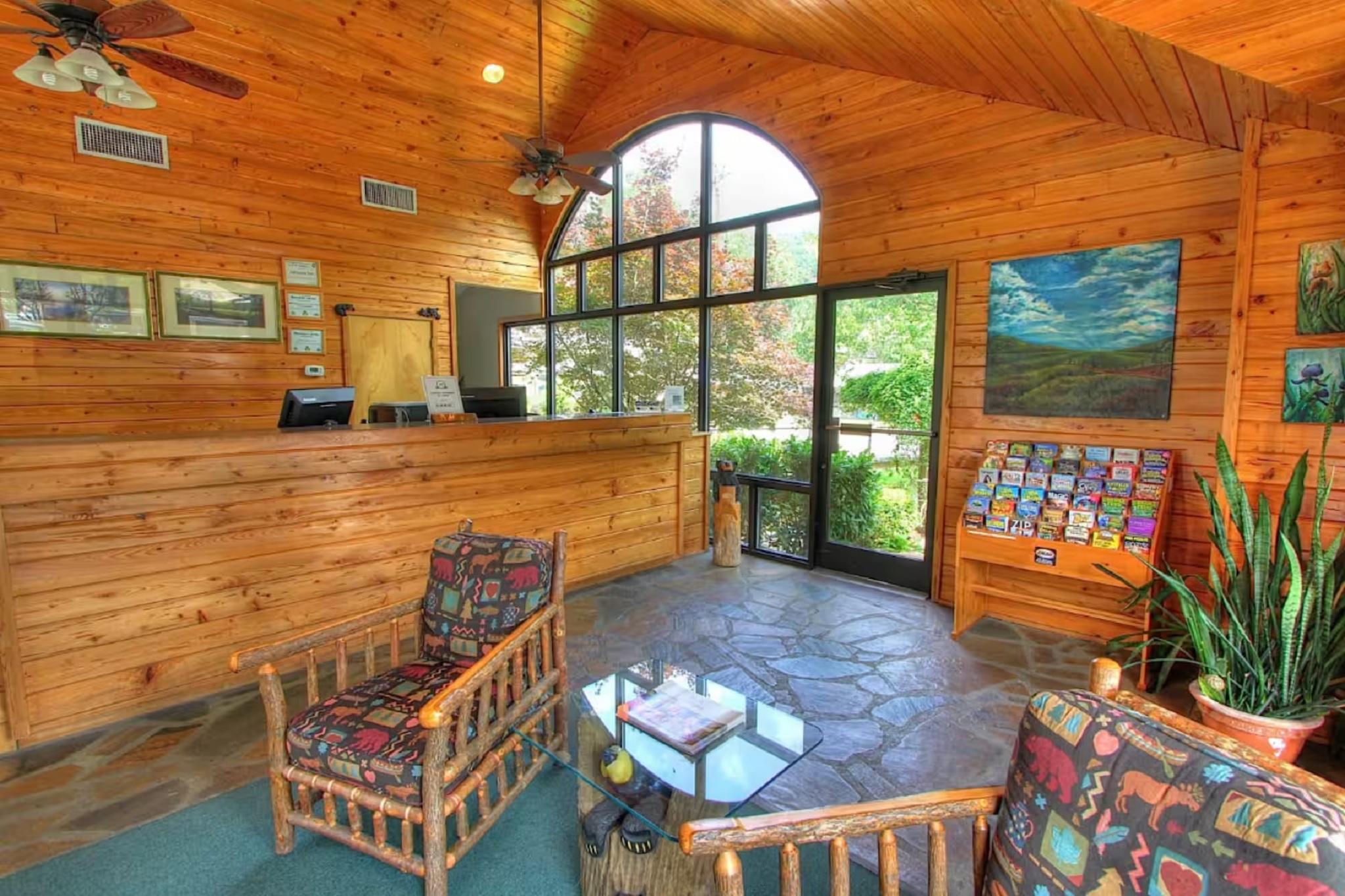 Vista Lobby Howard Johnson by Wyndham Downtown Gatlinburg