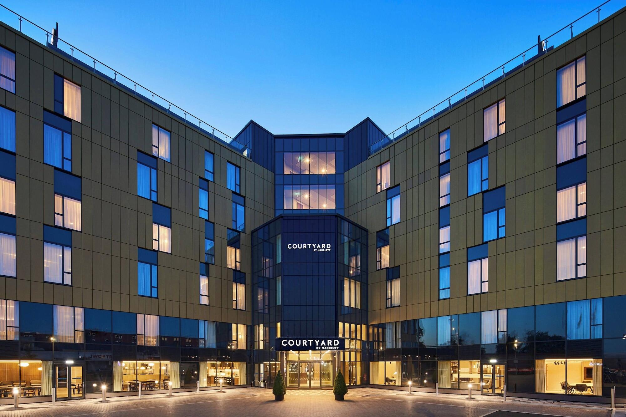 Vista Exterior Courtyard by Marriott London Heathrow Airport