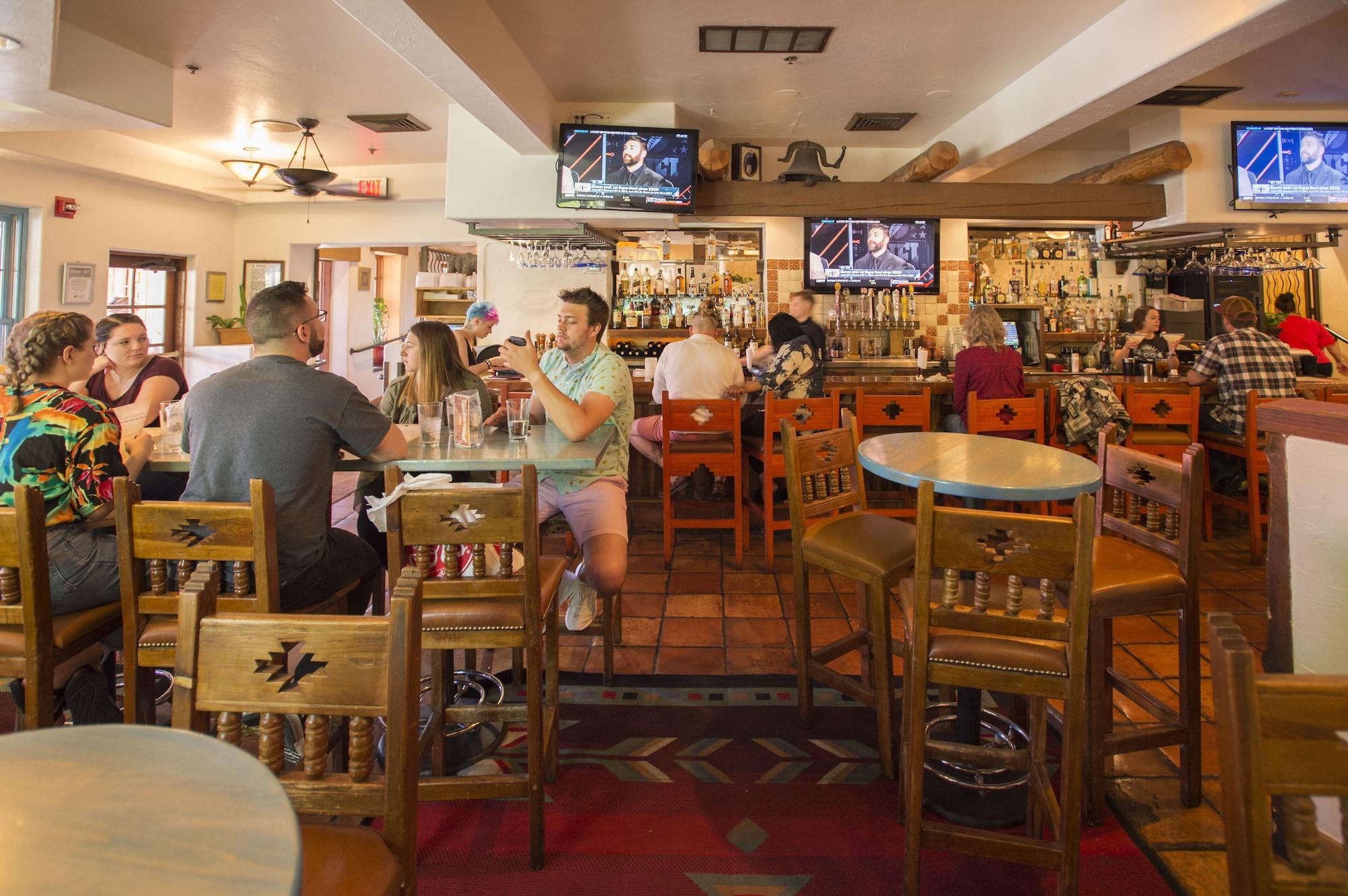 Bar/Salón Table Mountain Inn