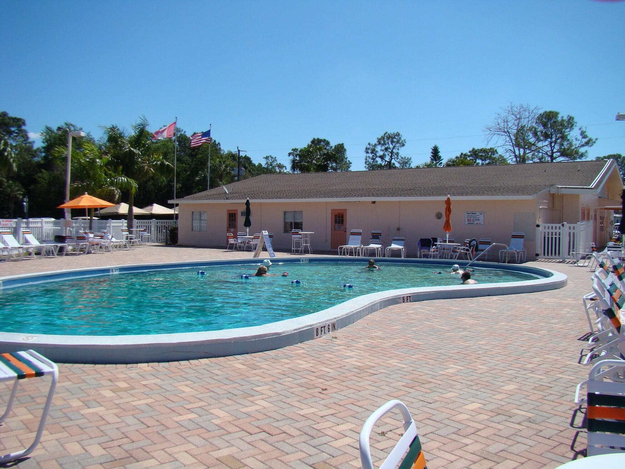 Vista Piscina Marco Naples RV Resort