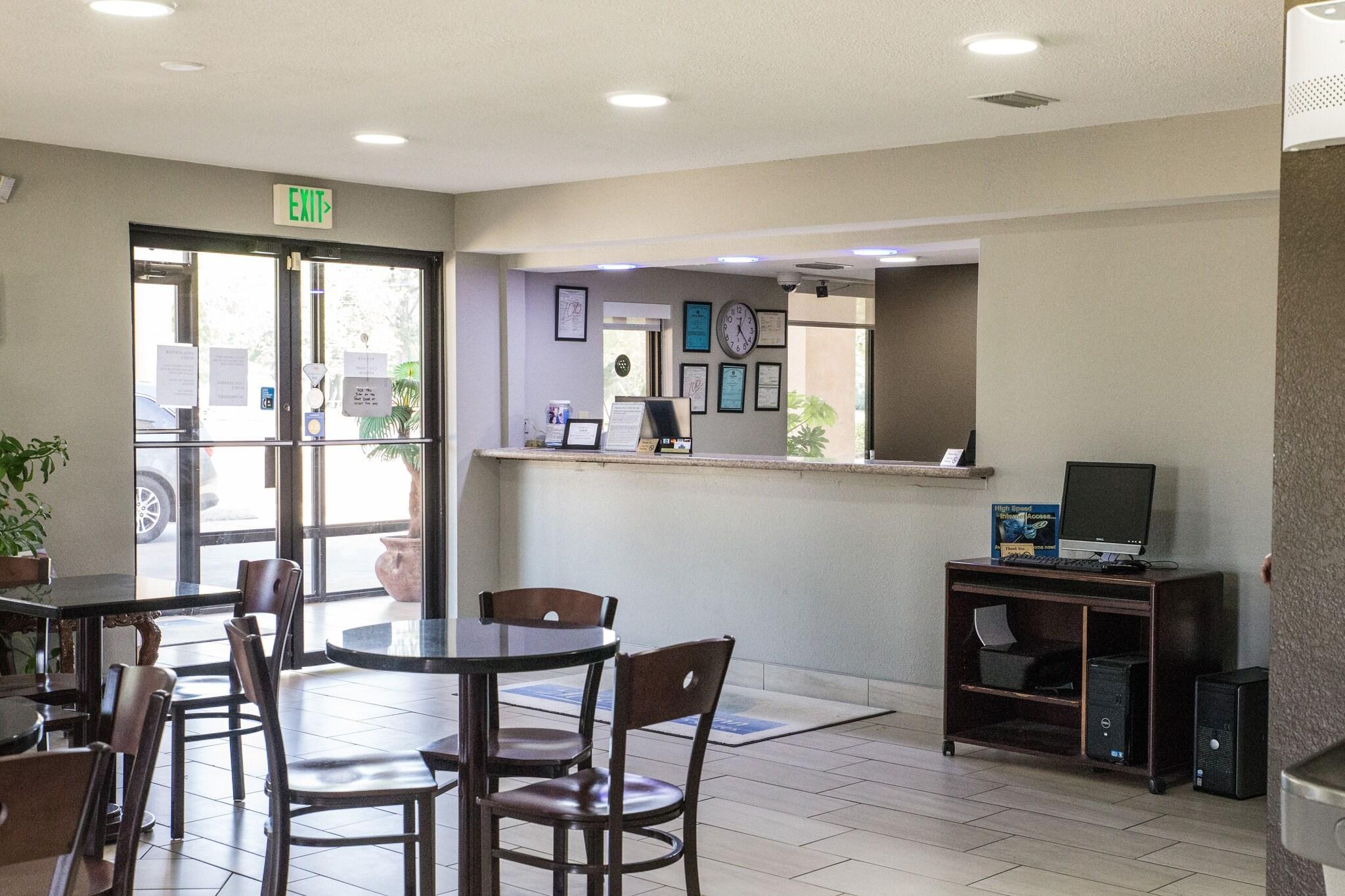 Vista Lobby Mockingbird Inn & Suites